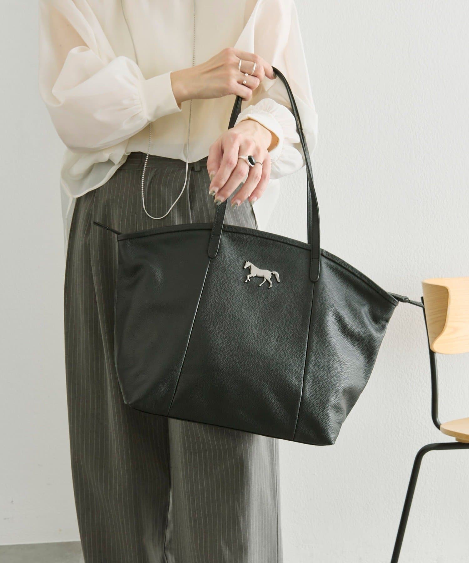 ear PAPILLONNER(イア パピヨネ) 《本革/A4サイズ対応》ホースチャームトートバッグ