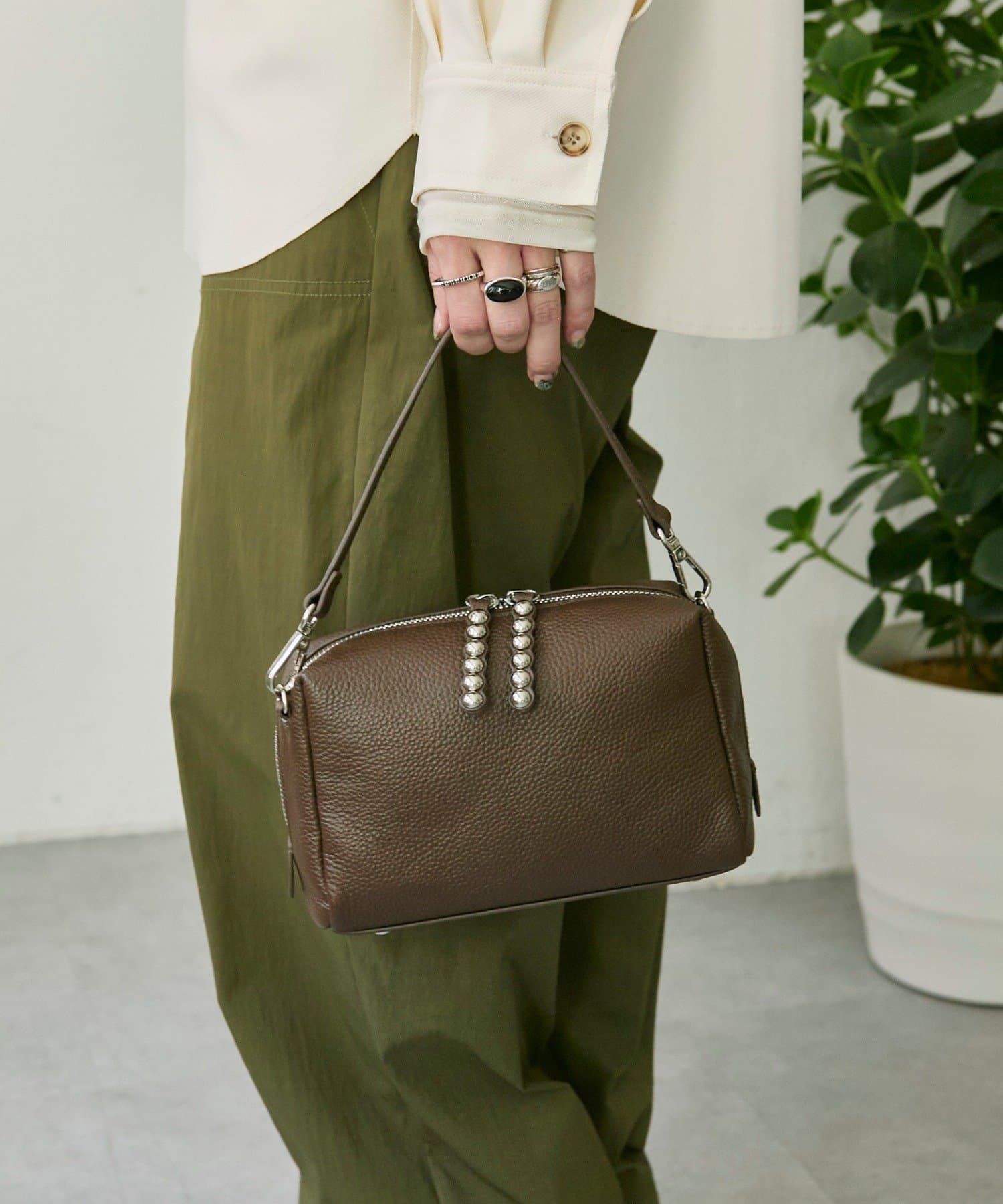 ear PAPILLONNER(イア パピヨネ) 【インフルエンサーほし企画】スタッズポシェット/ショルダーバッグ