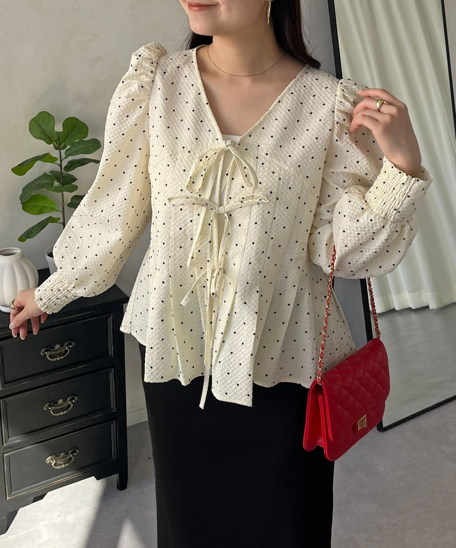 prose verse(プロズヴェール) フロントリボンタックプリーツドットペプラムブラウス