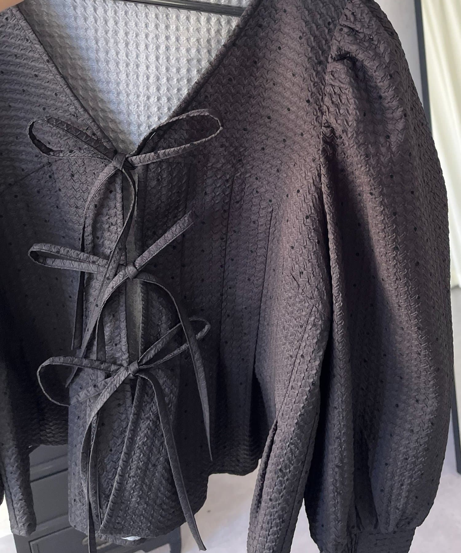 prose verse(プロズヴェール) フロントリボンタックプリーツドットペプラムブラウス