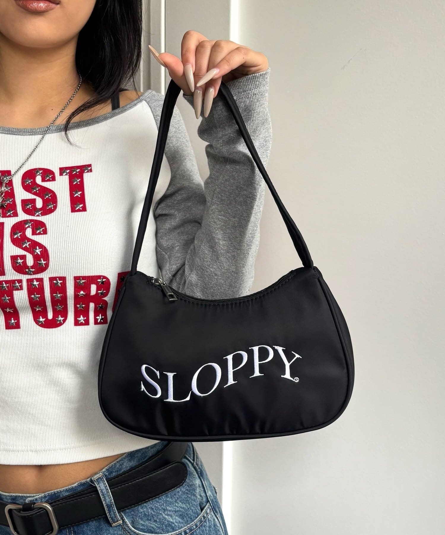 WHO’S WHO gallery(フーズフーギャラリー) SLOPPY LOGO SHOULDER BAG