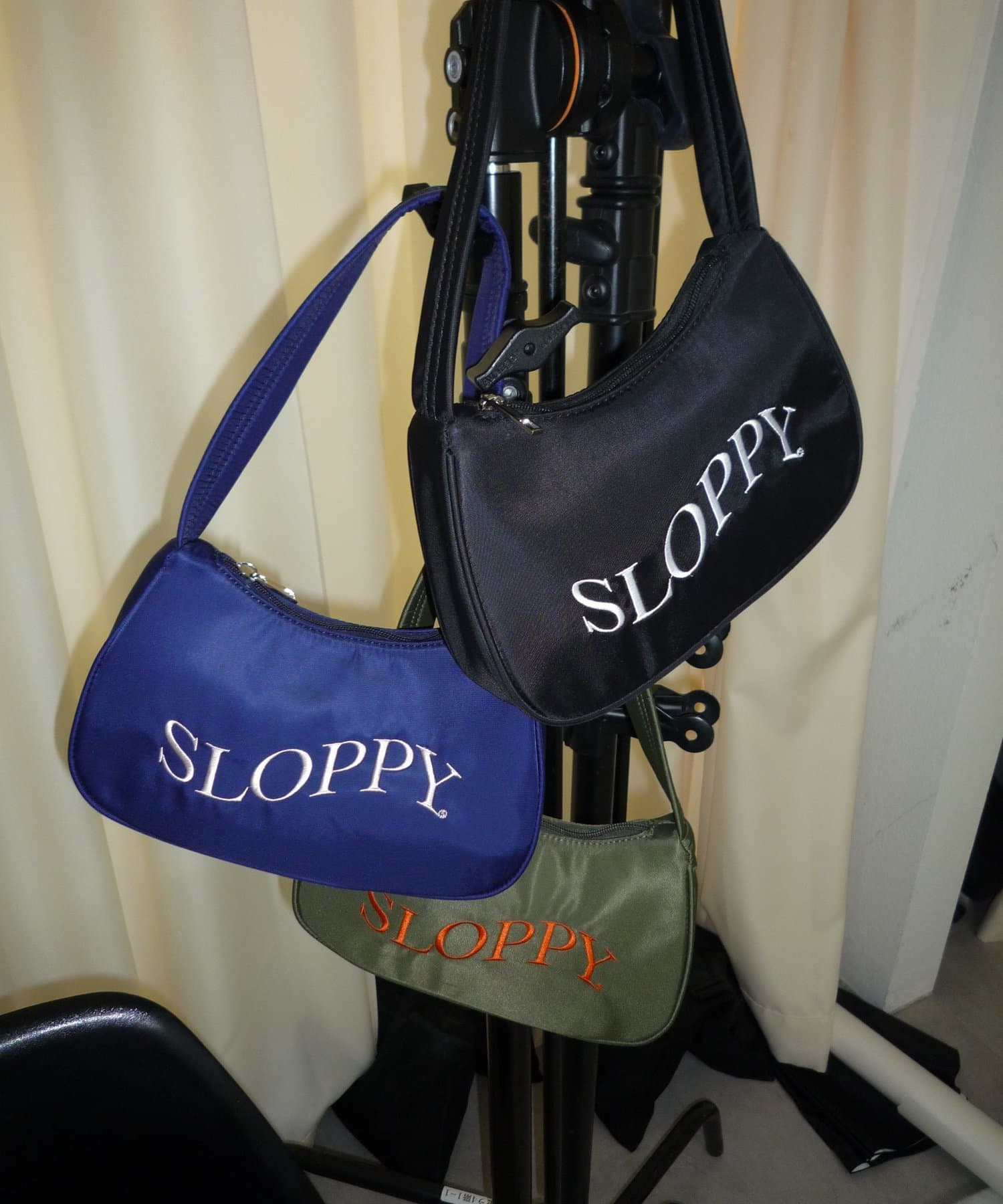 WHO’S WHO gallery(フーズフーギャラリー) SLOPPY LOGO SHOULDER BAG