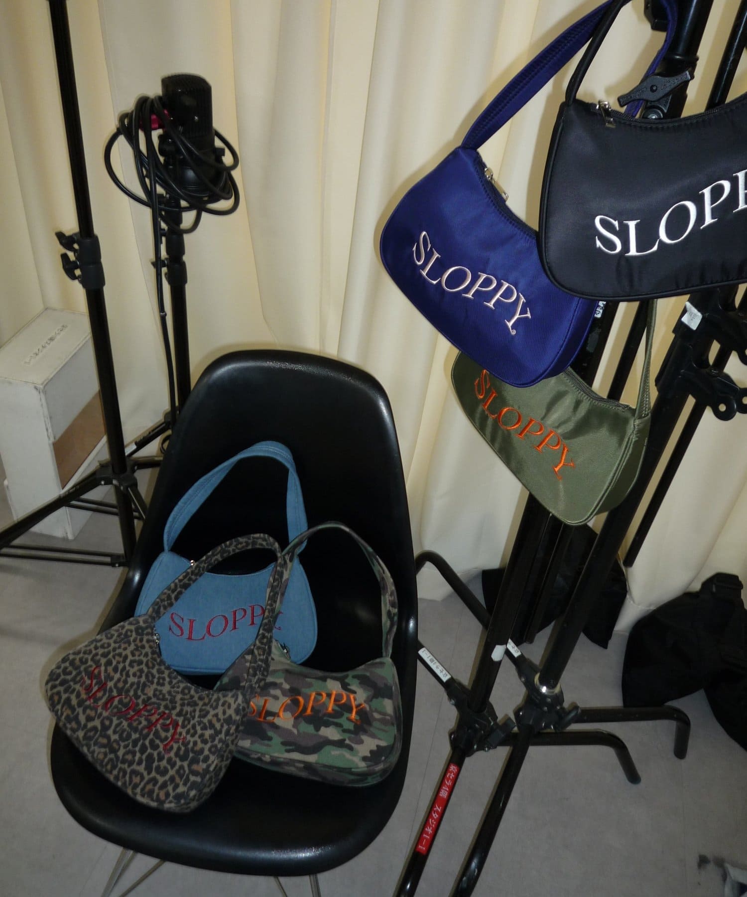 WHO’S WHO gallery(フーズフーギャラリー) SLOPPY LOGO SHOULDER BAG