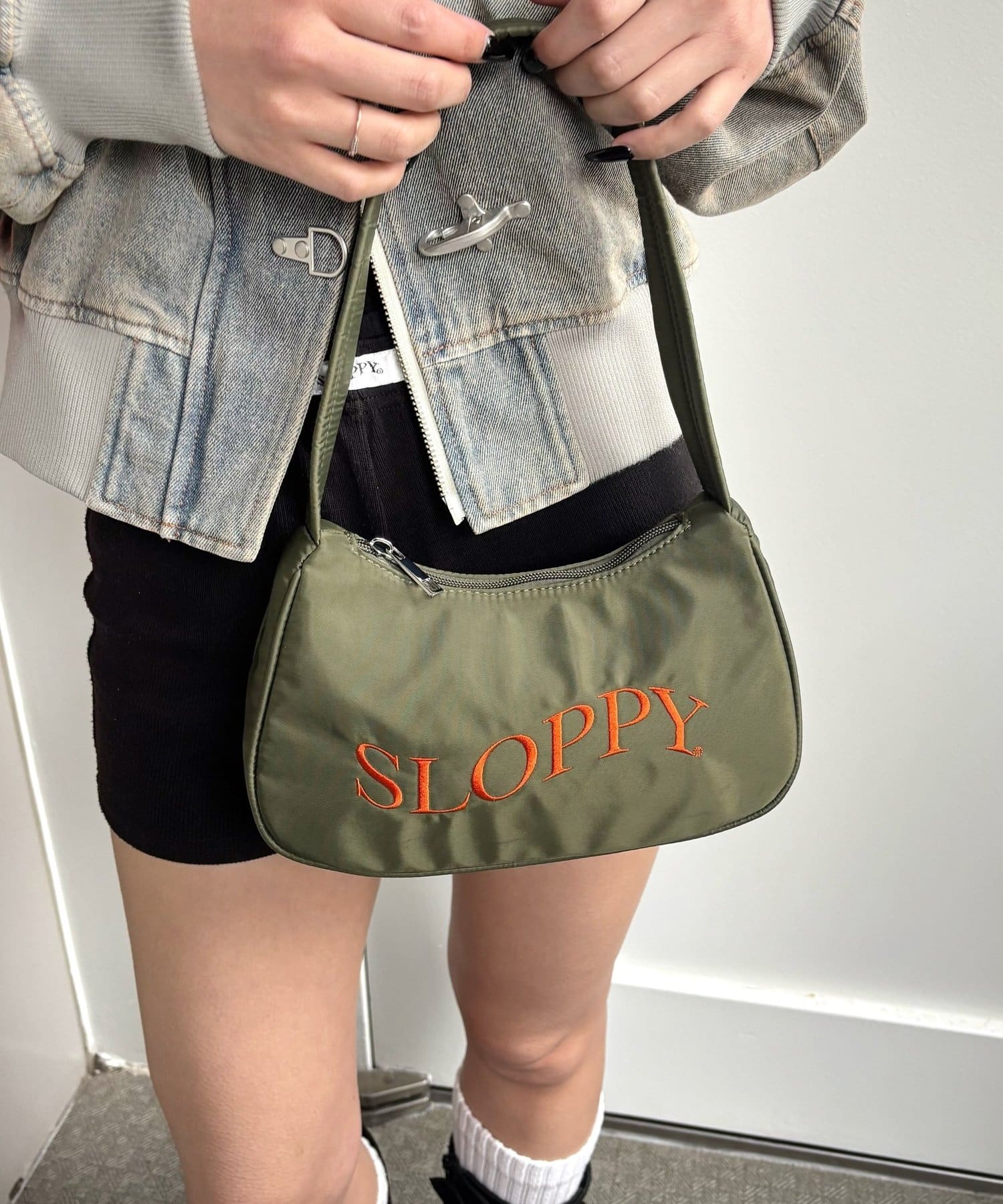 WHO’S WHO gallery(フーズフーギャラリー) SLOPPY LOGO SHOULDER BAG