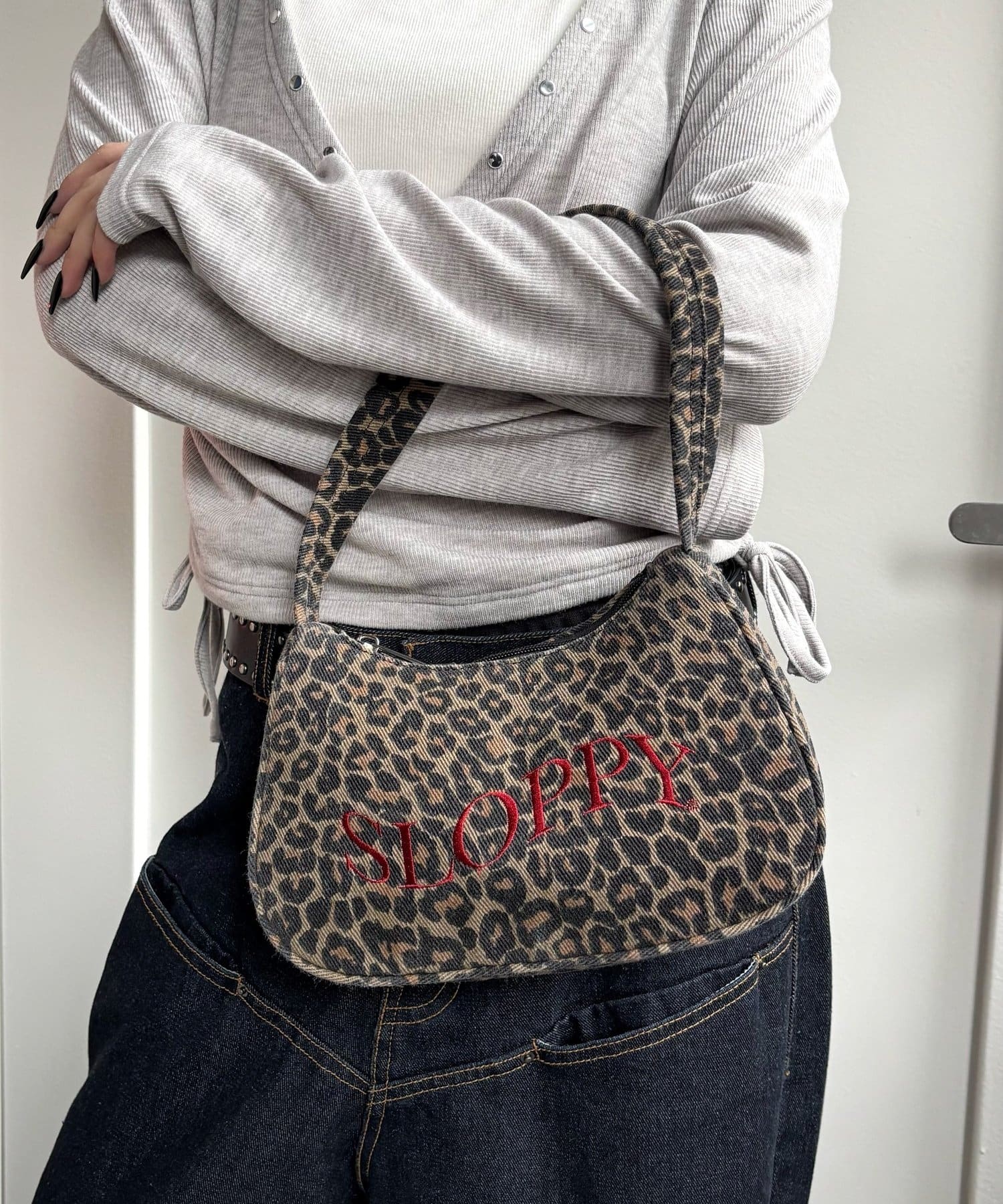 WHO’S WHO gallery(フーズフーギャラリー) SLOPPY LOGO SHOULDER BAG