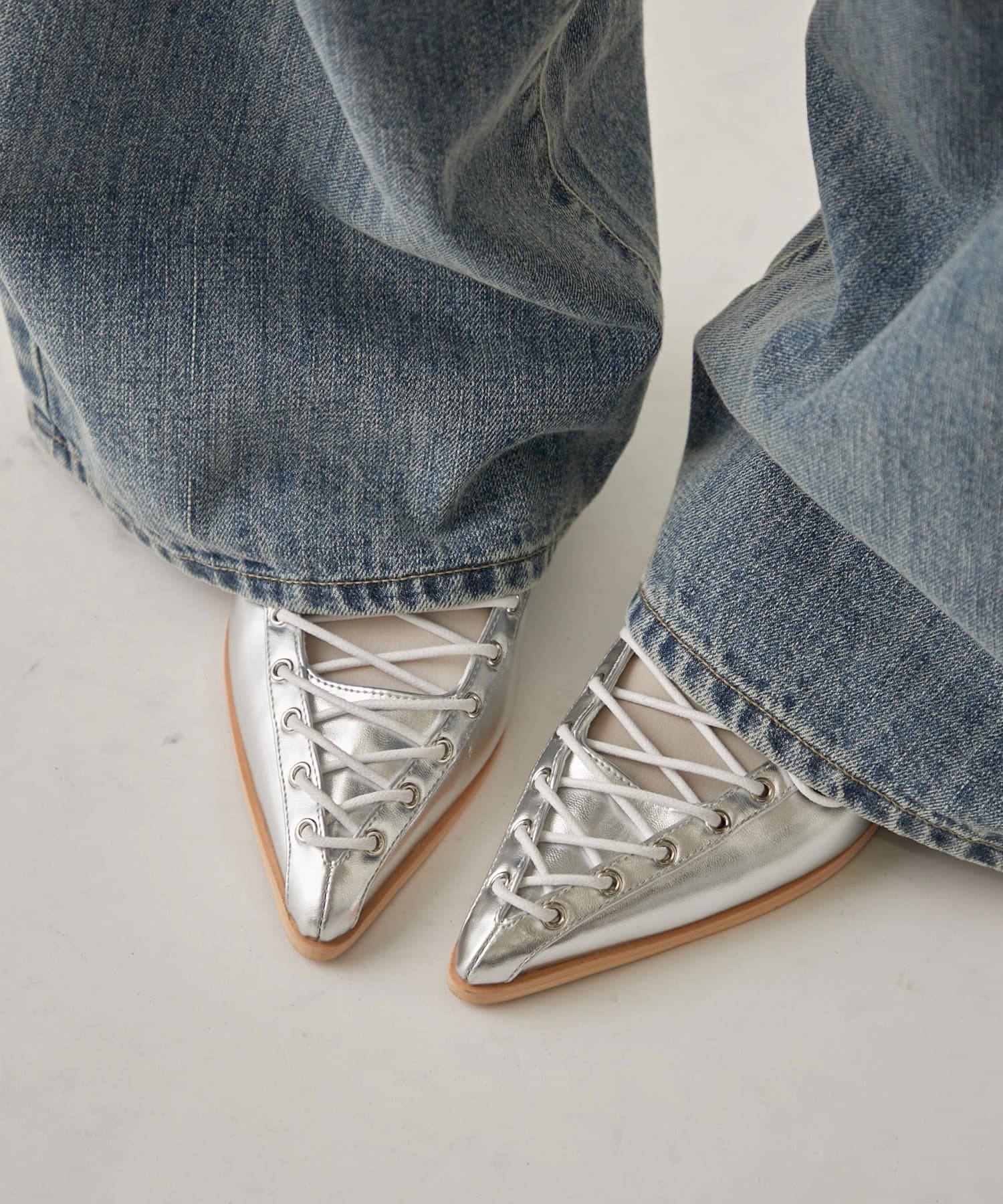 WHO’S WHO gallery(フーズフーギャラリー) LACE-UP EYELET MULES