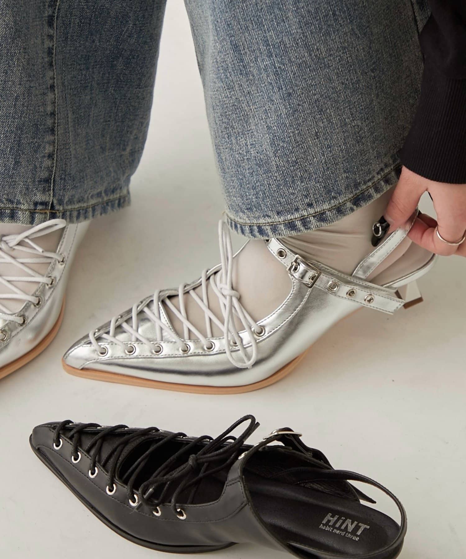 WHO’S WHO gallery(フーズフーギャラリー) LACE-UP EYELET MULES