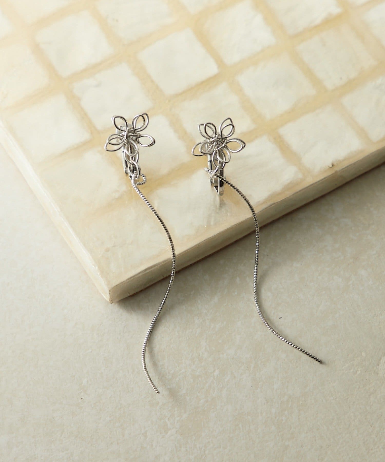 Lattice(ラティス) フラワーメタルイヤリング