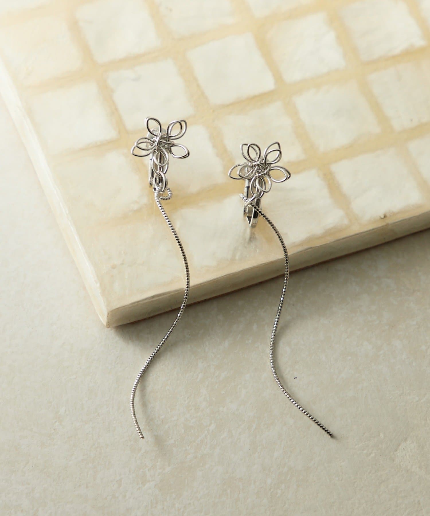 Lattice(ラティス) フラワーメタルイヤリング