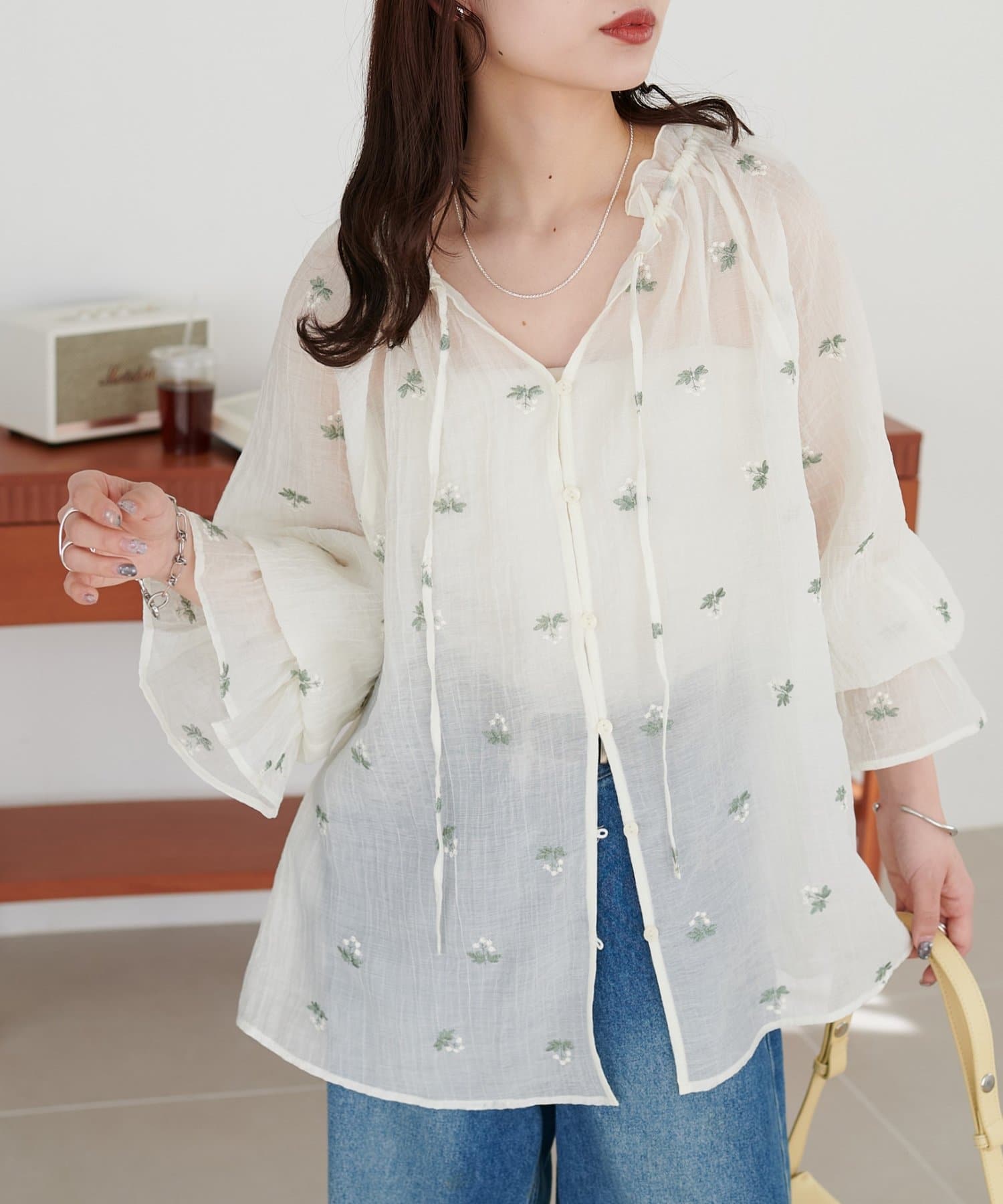 DISCOAT(ディスコート) 【〝♡”で教えて春の推し服】花柄刺繍衿フリルシャツ