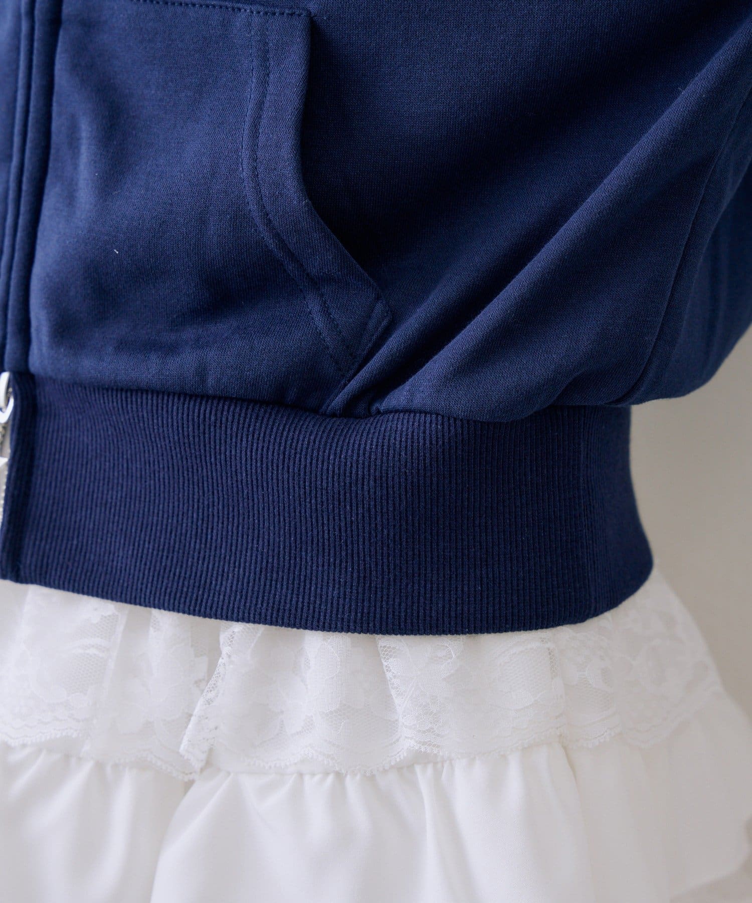 Remind me and forever(リマインドミーアンドフォーエバー) レースロゴ丈違いパーカー