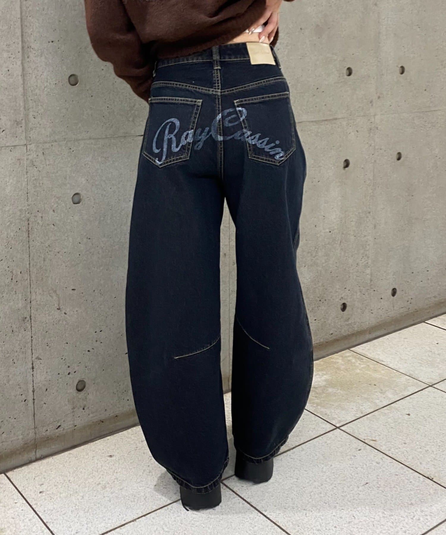 RAY CASSIN(レイカズン) バックプリントバレルデニムパンツ