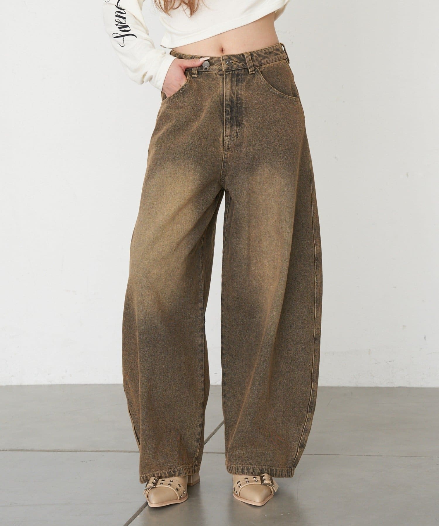 RAY CASSIN(レイカズン) 【～1/18(日)パルクロ限定価格】バックプリントバレルデニムパンツ