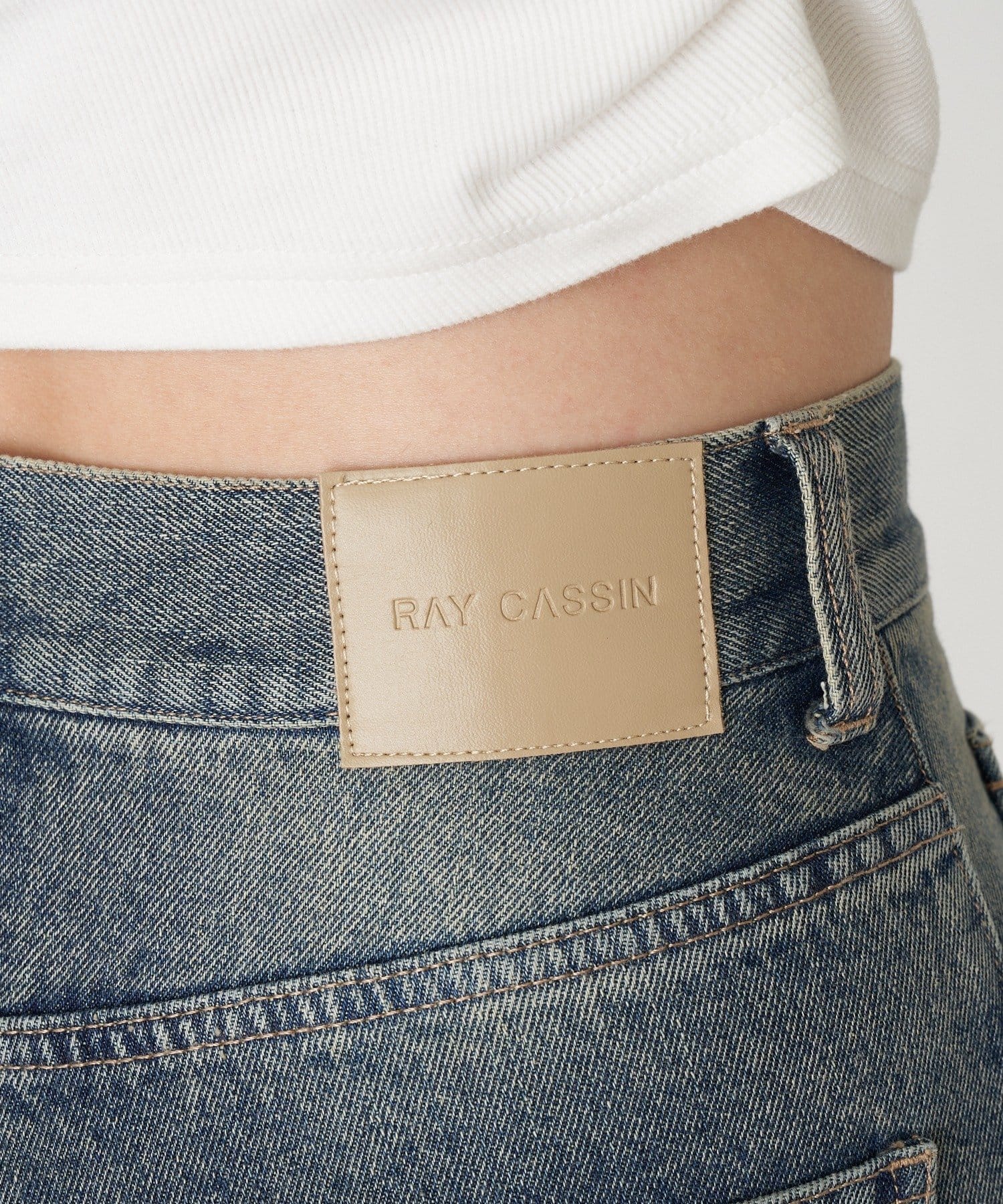 RAY CASSIN(レイカズン) ロゴ刺繍スタッズ細フレアデニムパンツ