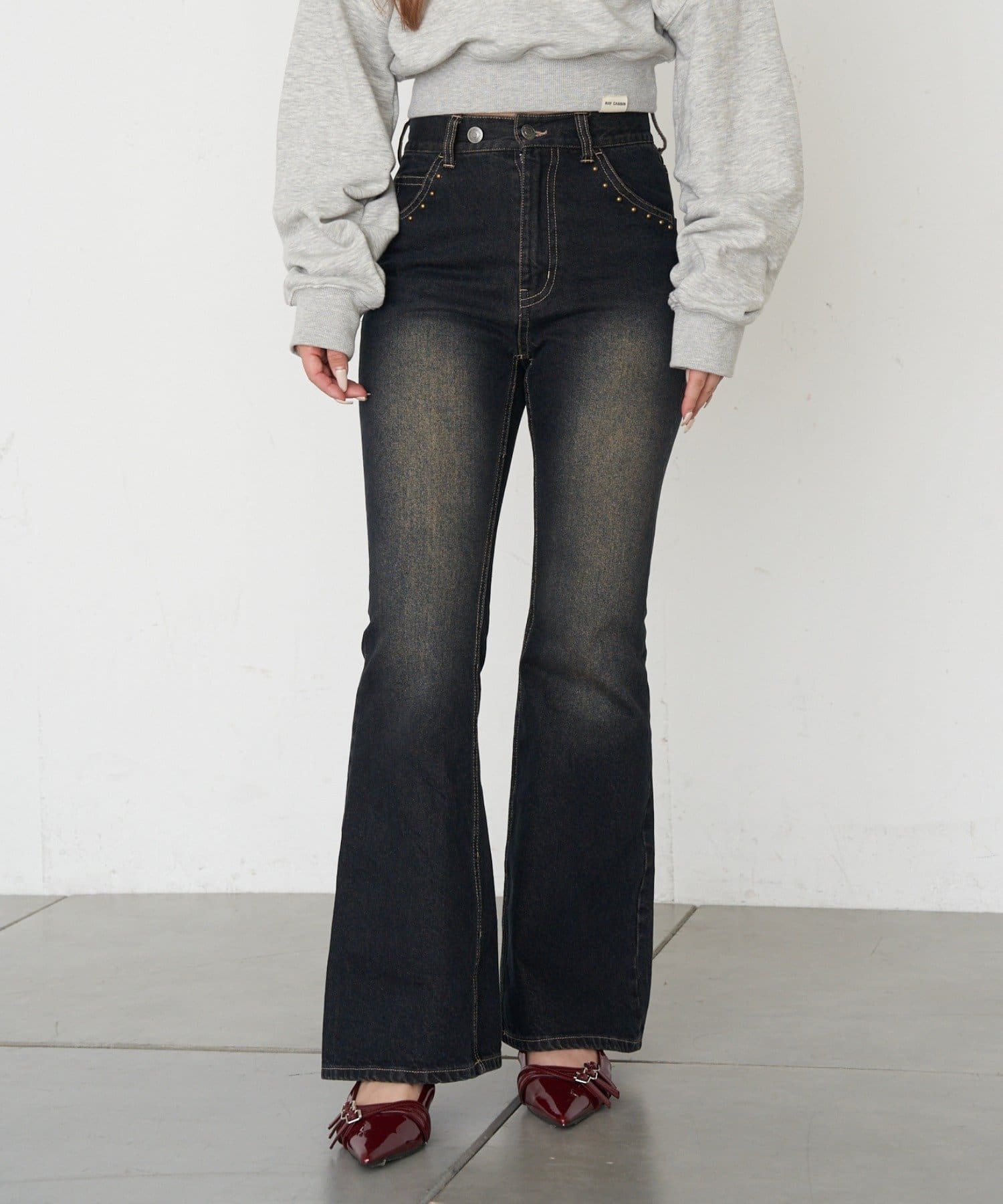RAY CASSIN(レイカズン) ロゴ刺繍スタッズ細フレアデニムパンツ