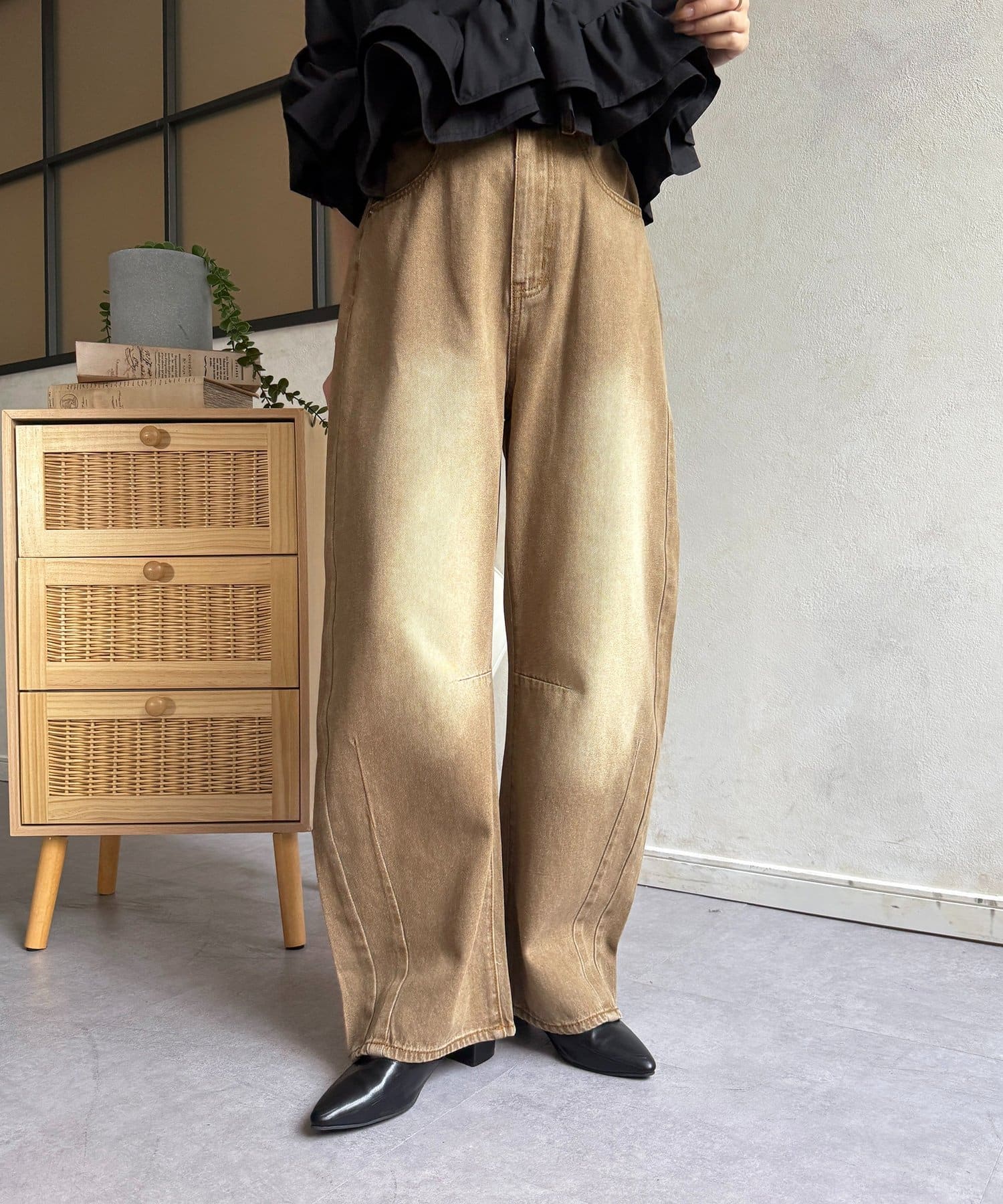 Thevon.(ゼヴォン) オーバーダイカーブデニムパンツ