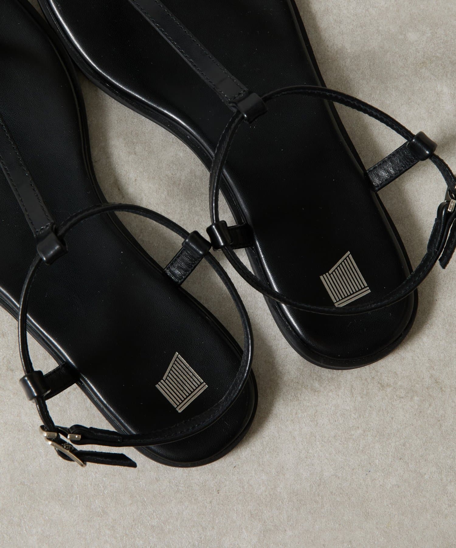 COLONY 2139(コロニー トゥーワンスリーナイン) ナロウトングサンダル