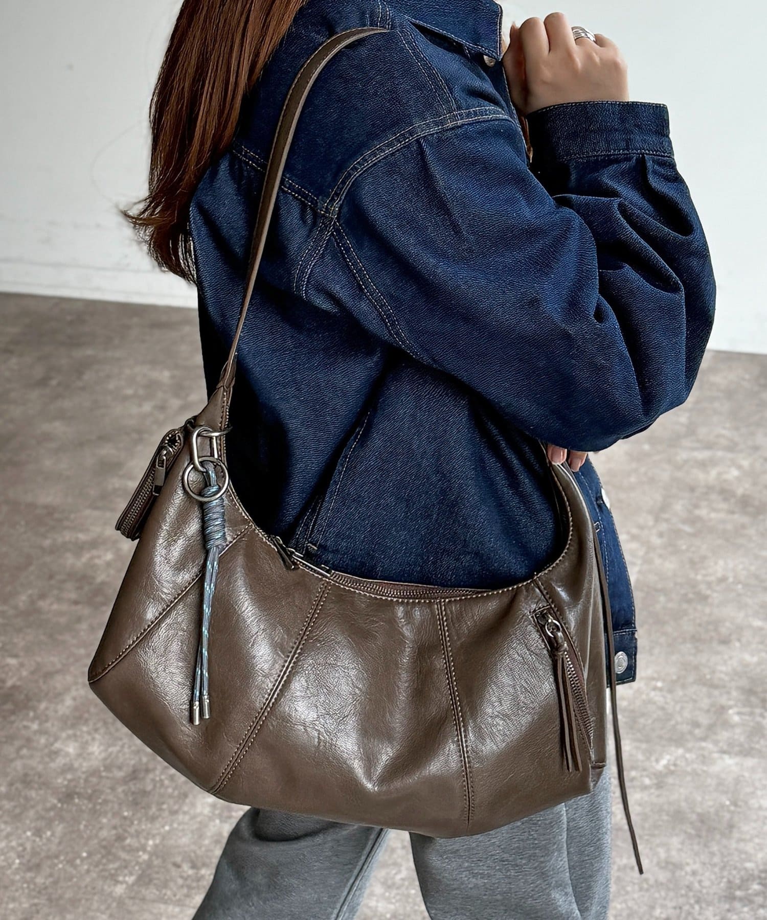 CPCM(シーピーシーエム) チャーム付きムーンレザーバッグ