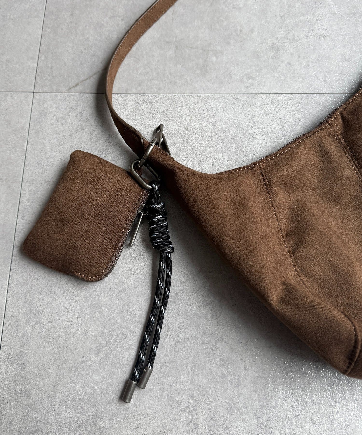 CPCM(シーピーシーエム) チャーム付きムーンレザーバッグ