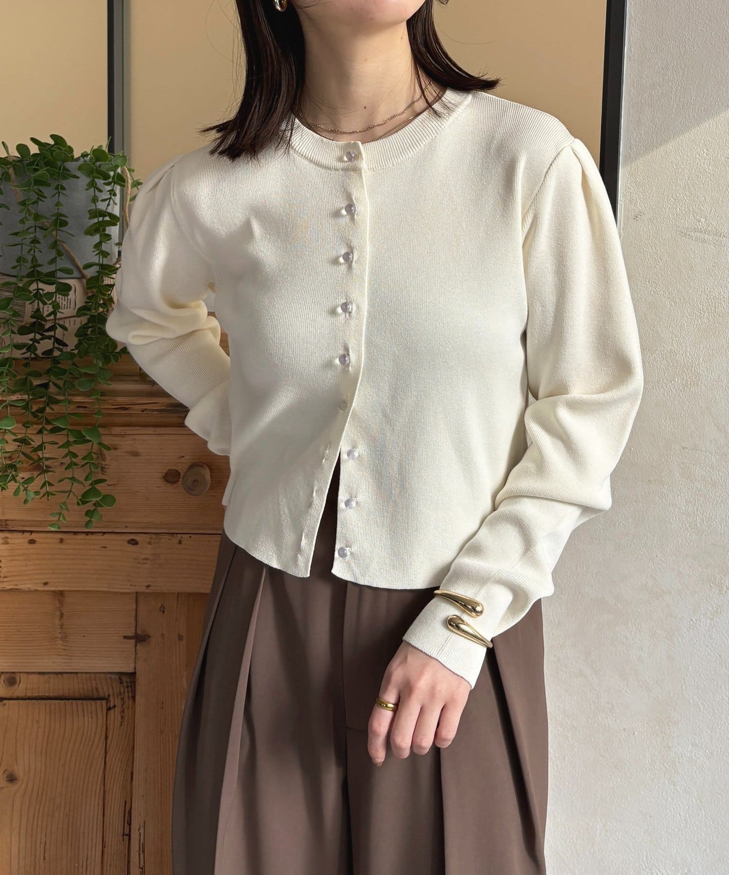 Thevon.(ゼヴォン) クリアボタン肩タックニットカーディガン