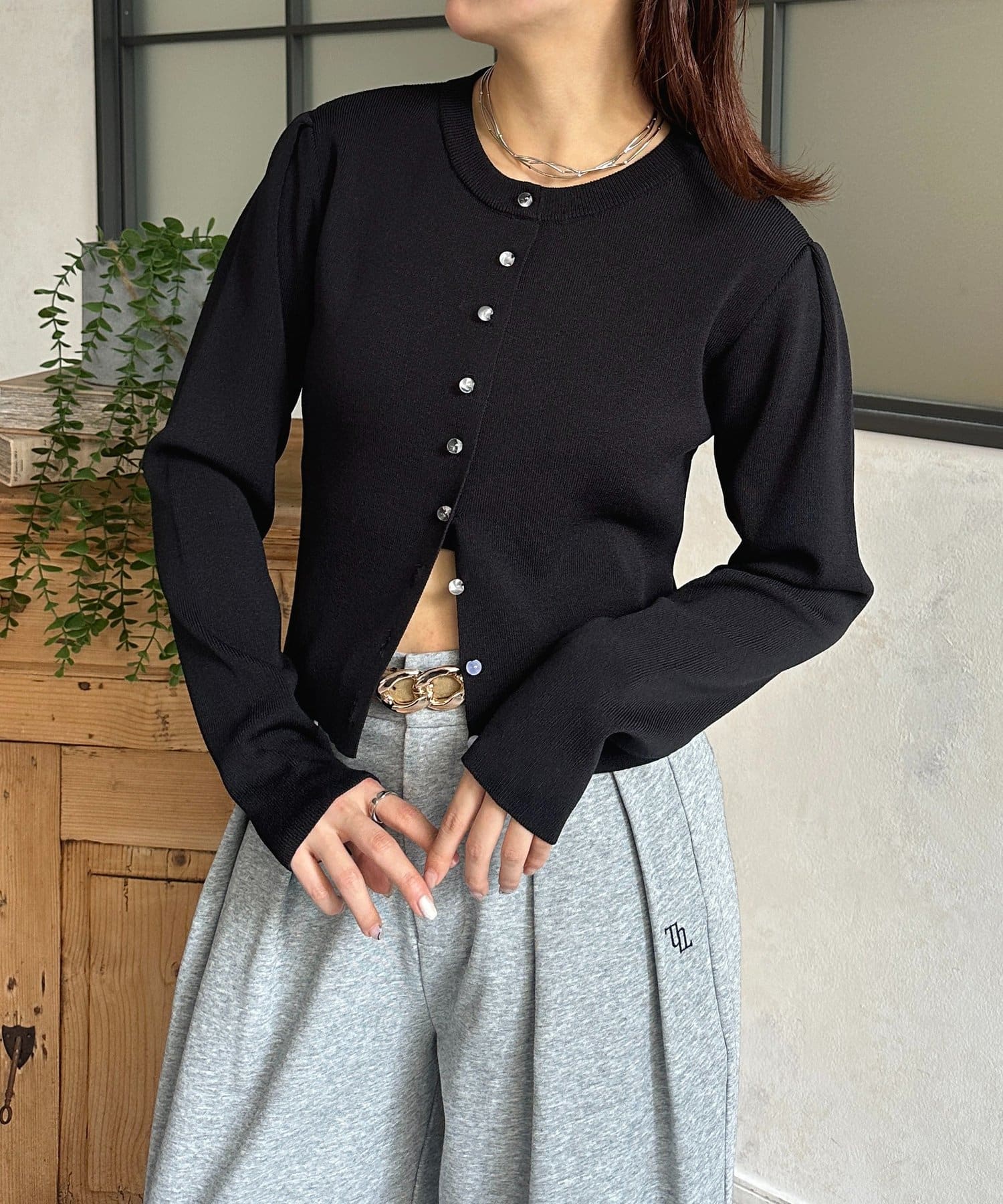 Thevon.(ゼヴォン) クリアボタン肩タックニットカーディガン