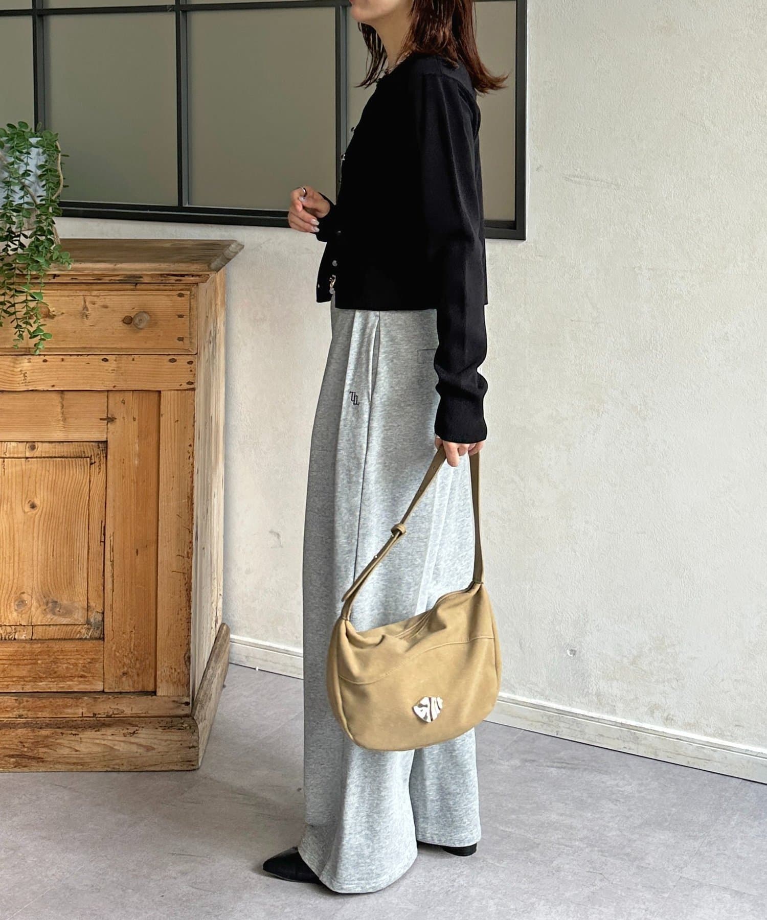 Thevon.(ゼヴォン) クリアボタン肩タックニットカーディガン