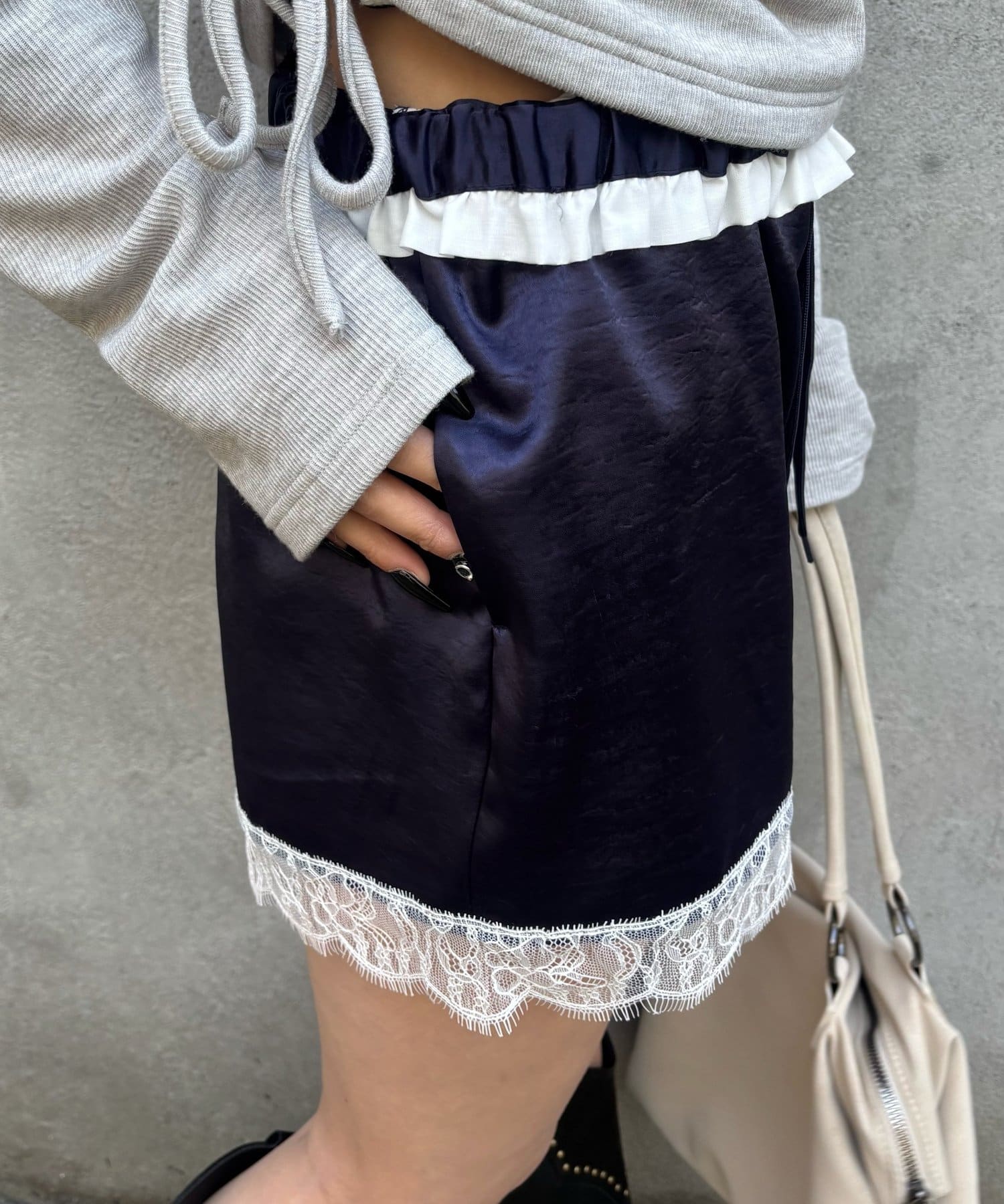 WHO’S WHO gallery(フーズフーギャラリー) ダブルウエストサテンロゴショーツ