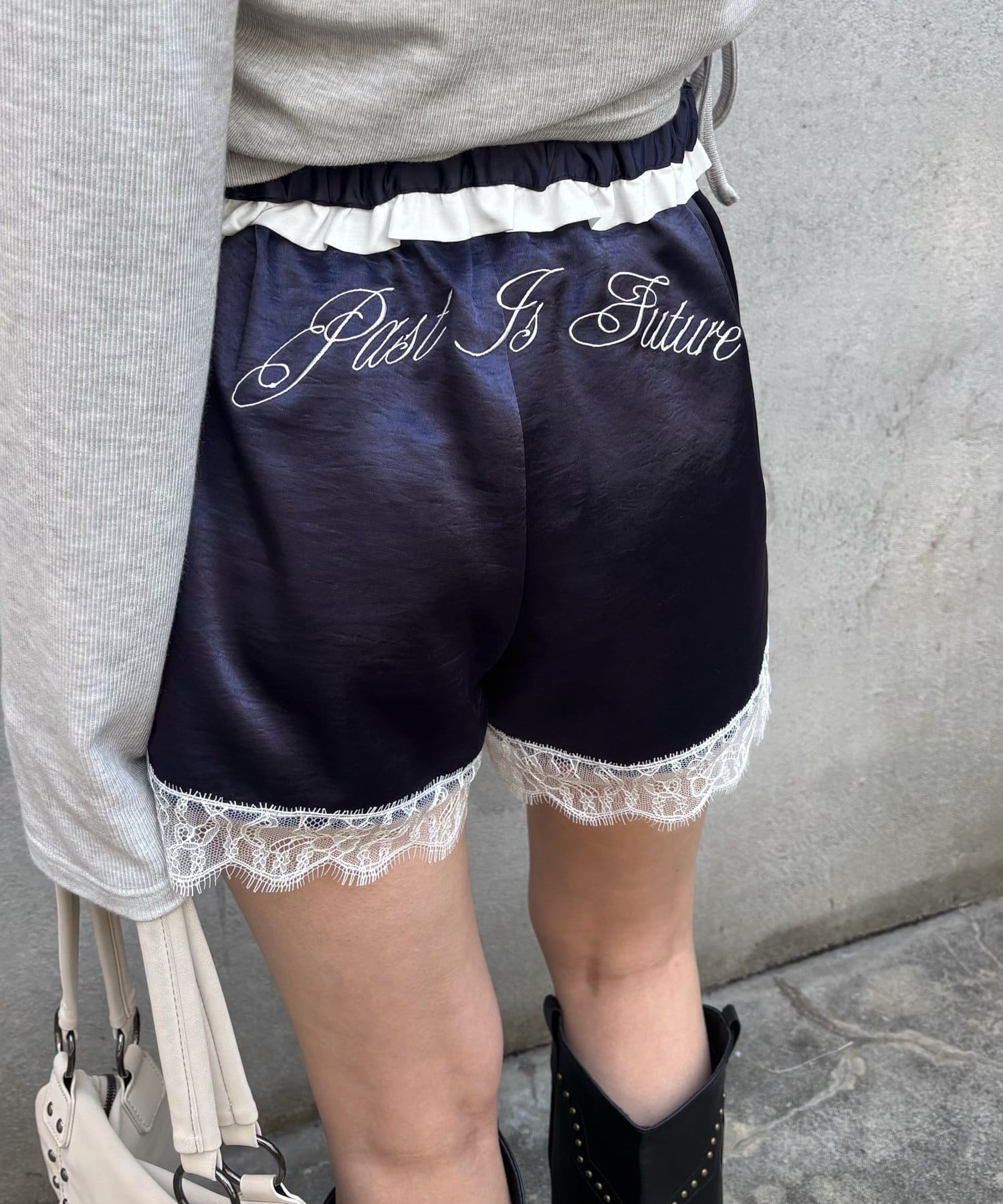 WHO’S WHO gallery(フーズフーギャラリー) ダブルウエストサテンロゴショーツ