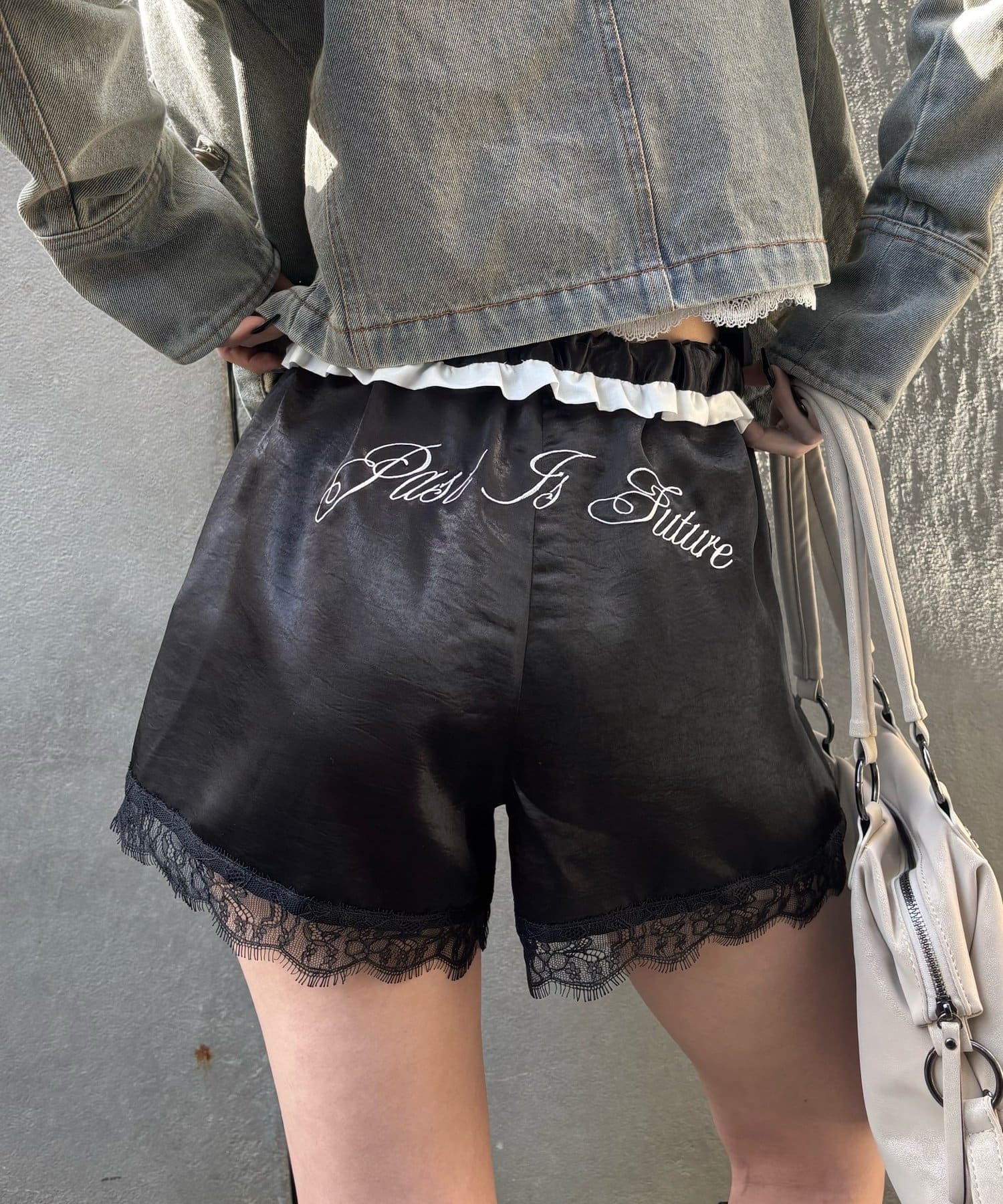 WHO’S WHO gallery(フーズフーギャラリー) ダブルウエストサテンロゴショーツ