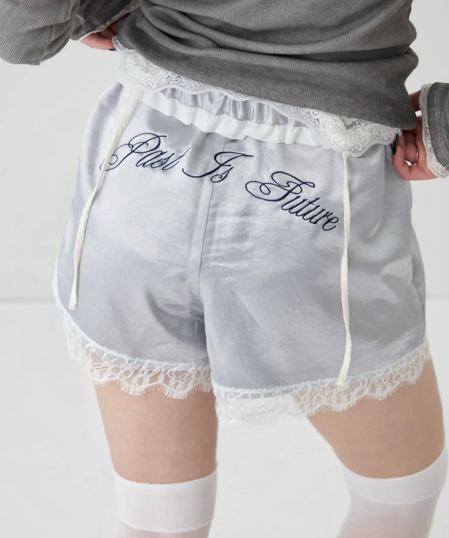 WHO’S WHO gallery(フーズフーギャラリー) ダブルウエストサテンロゴショーツ