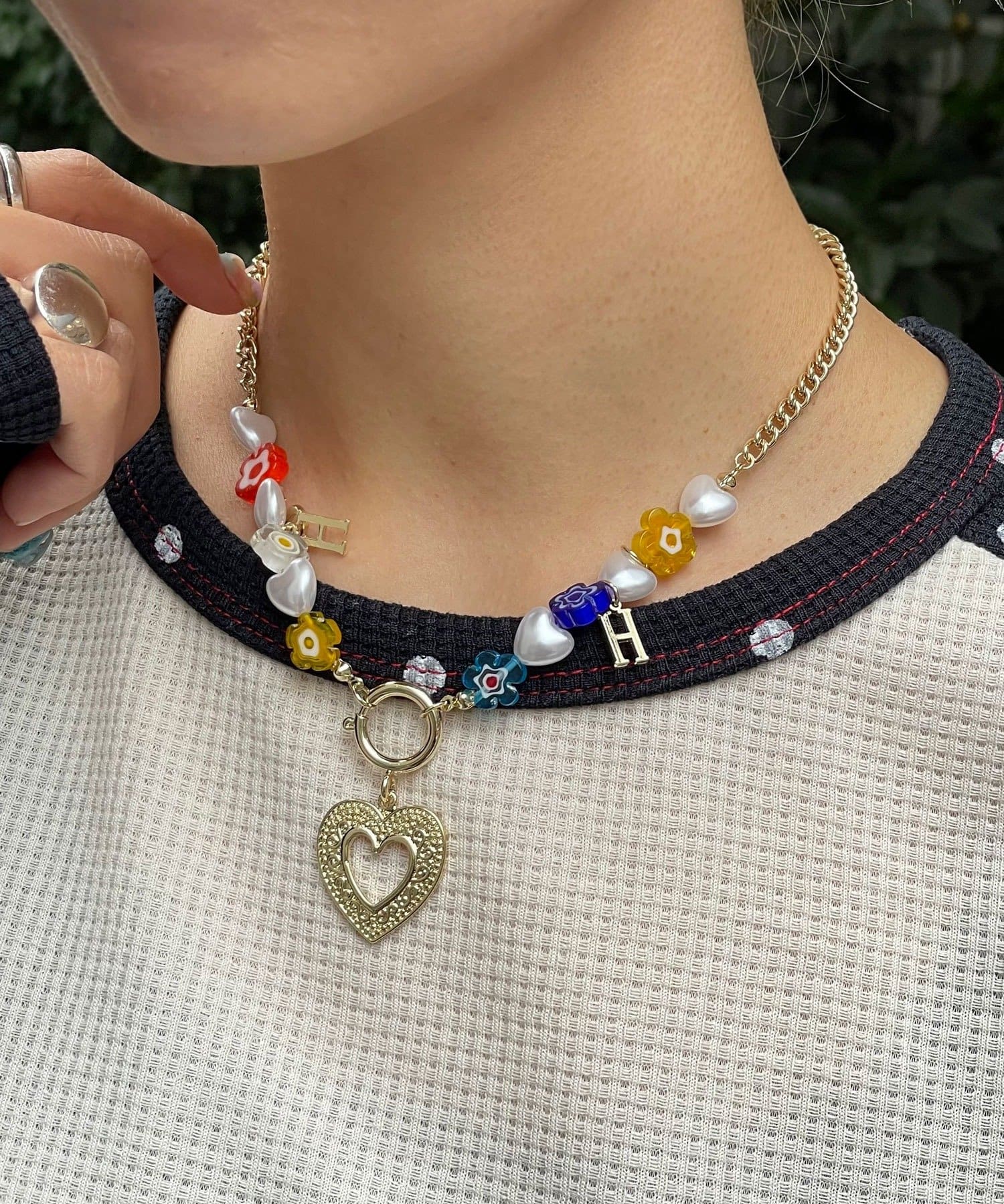 CIAOPANIC(チャオパニック) 【HELLO.SANFRANCISCO/ハローサンフランシスコ】イニシャルチャームフラワービーズネックレス