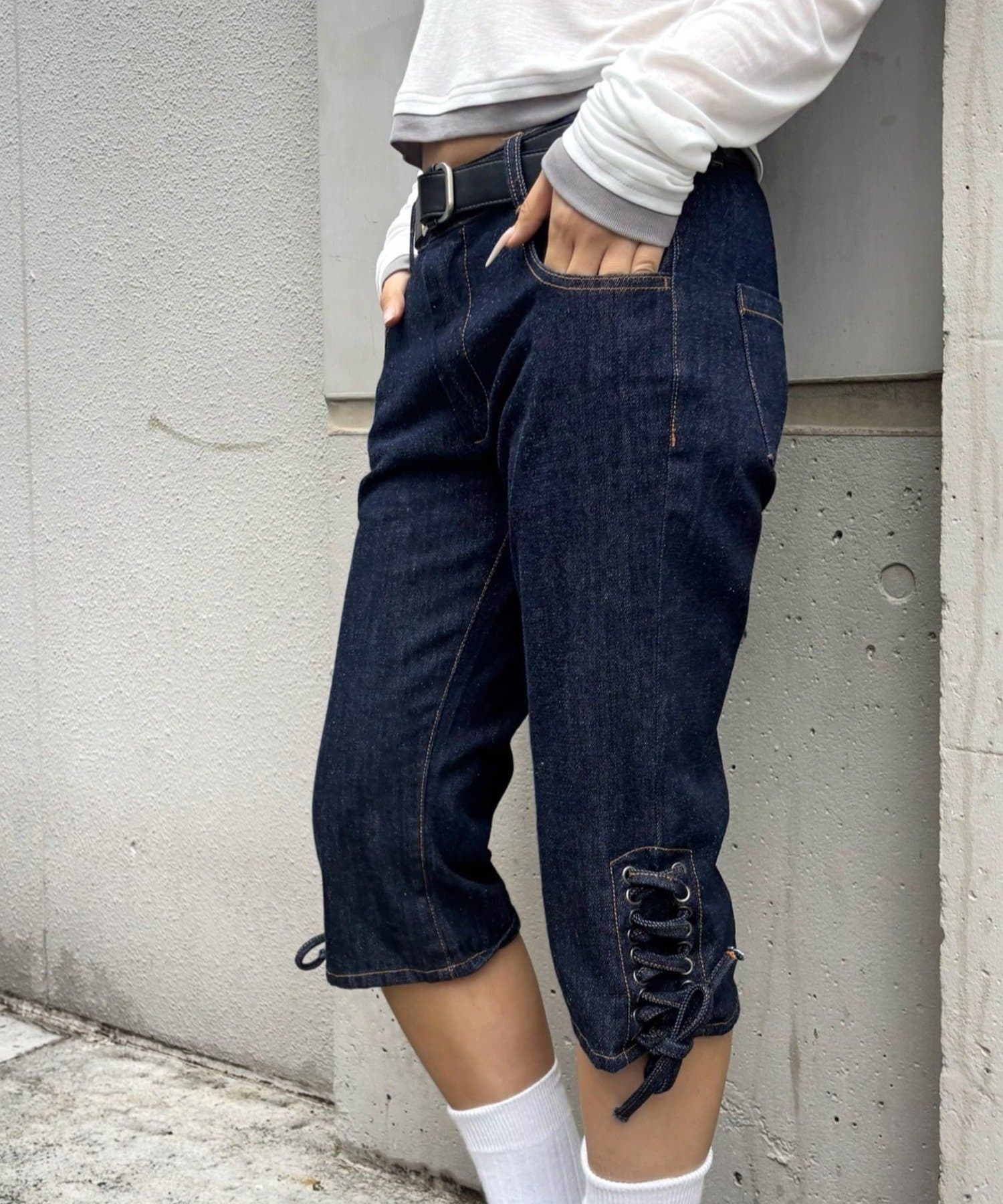 WHO’S WHO gallery(フーズフーギャラリー) レースアップデニムカプリパンツ