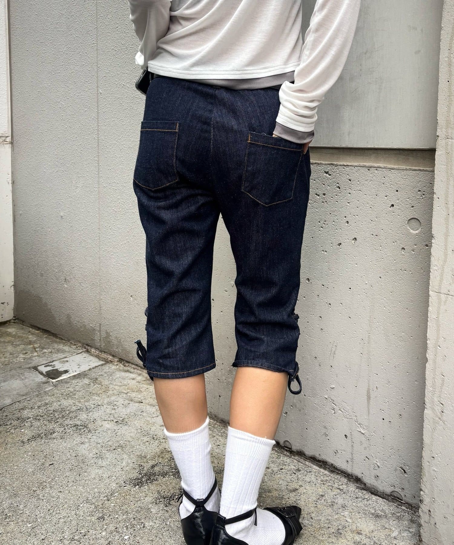 WHO’S WHO gallery(フーズフーギャラリー) レースアップデニムカプリパンツ