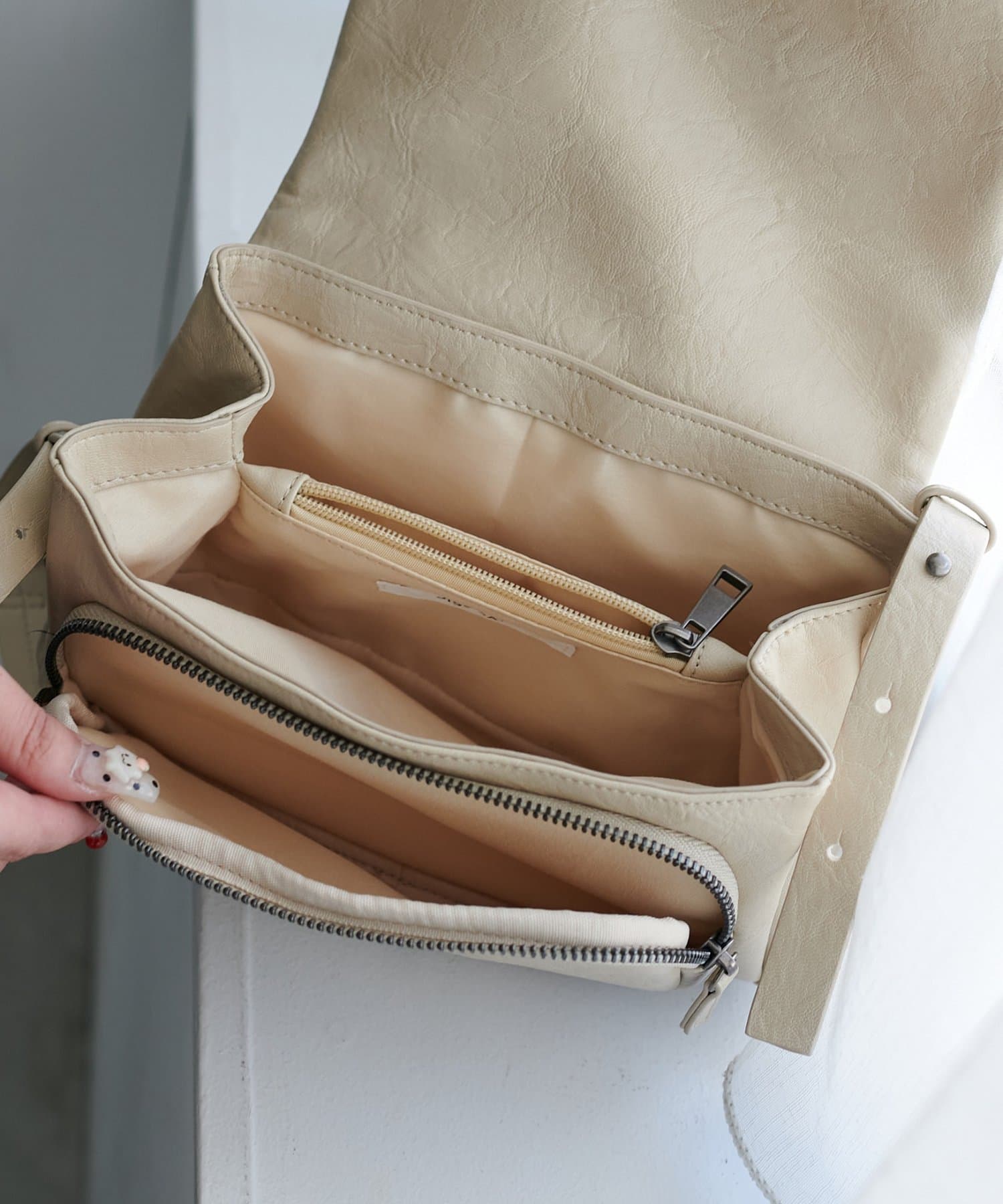 DISCOAT(ディスコート) 【4ポケットで収納力◎】ヴィンテージ調カメラショルダーバッグ