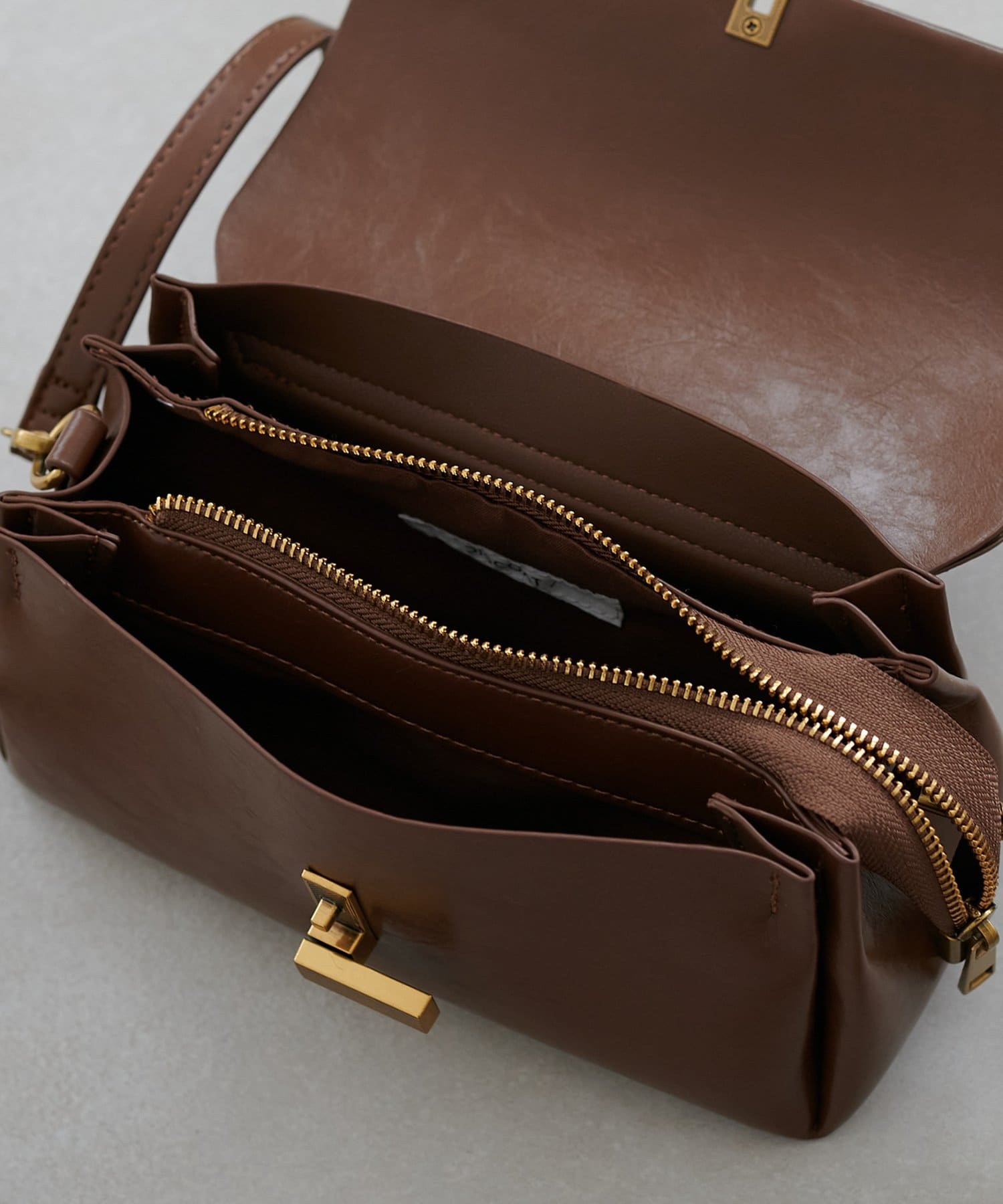 DISCOAT(ディスコート) ひねり金具フラップショルダーバッグ