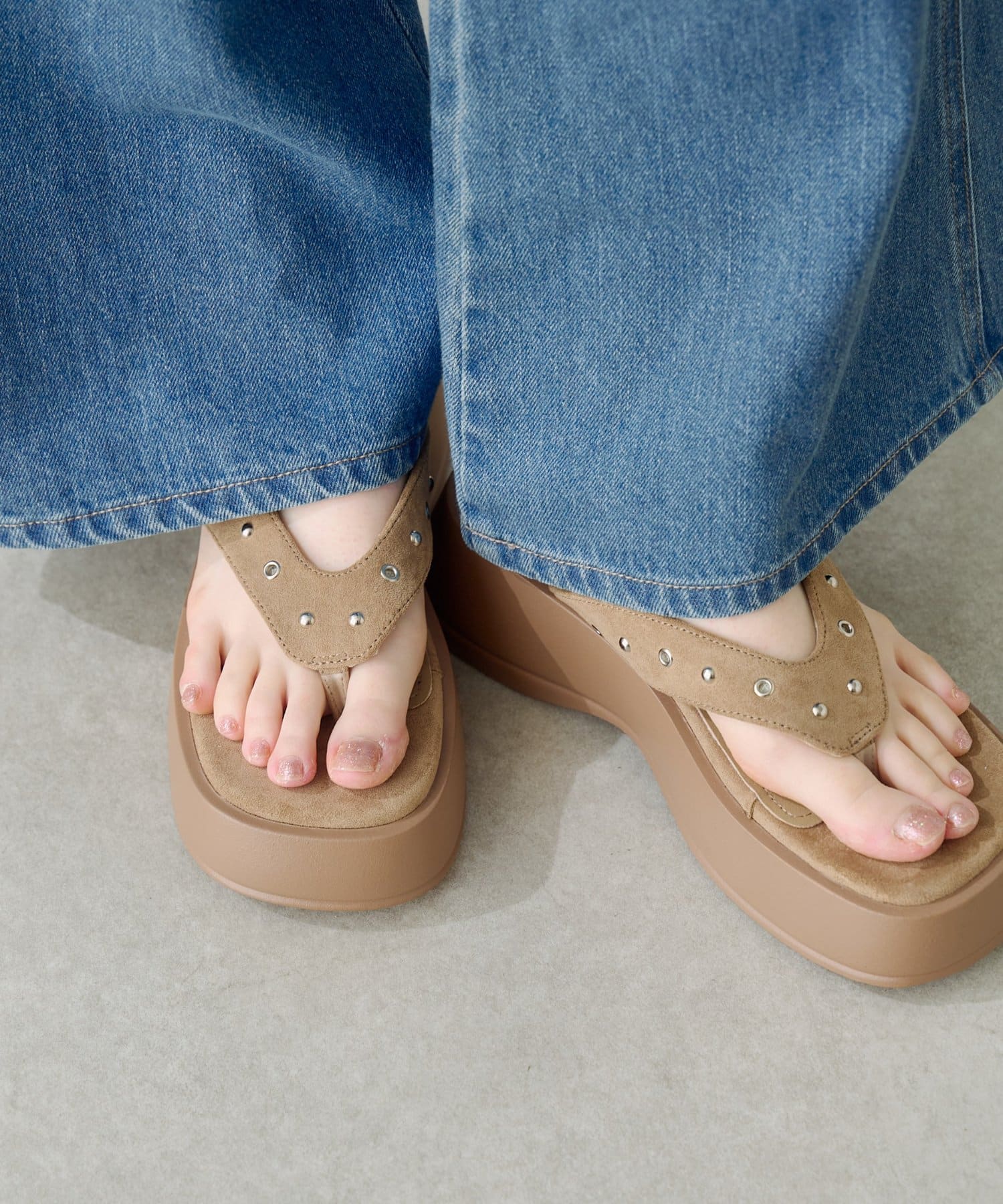 Kastane(カスタネ) スタッズスエードトングサンダル