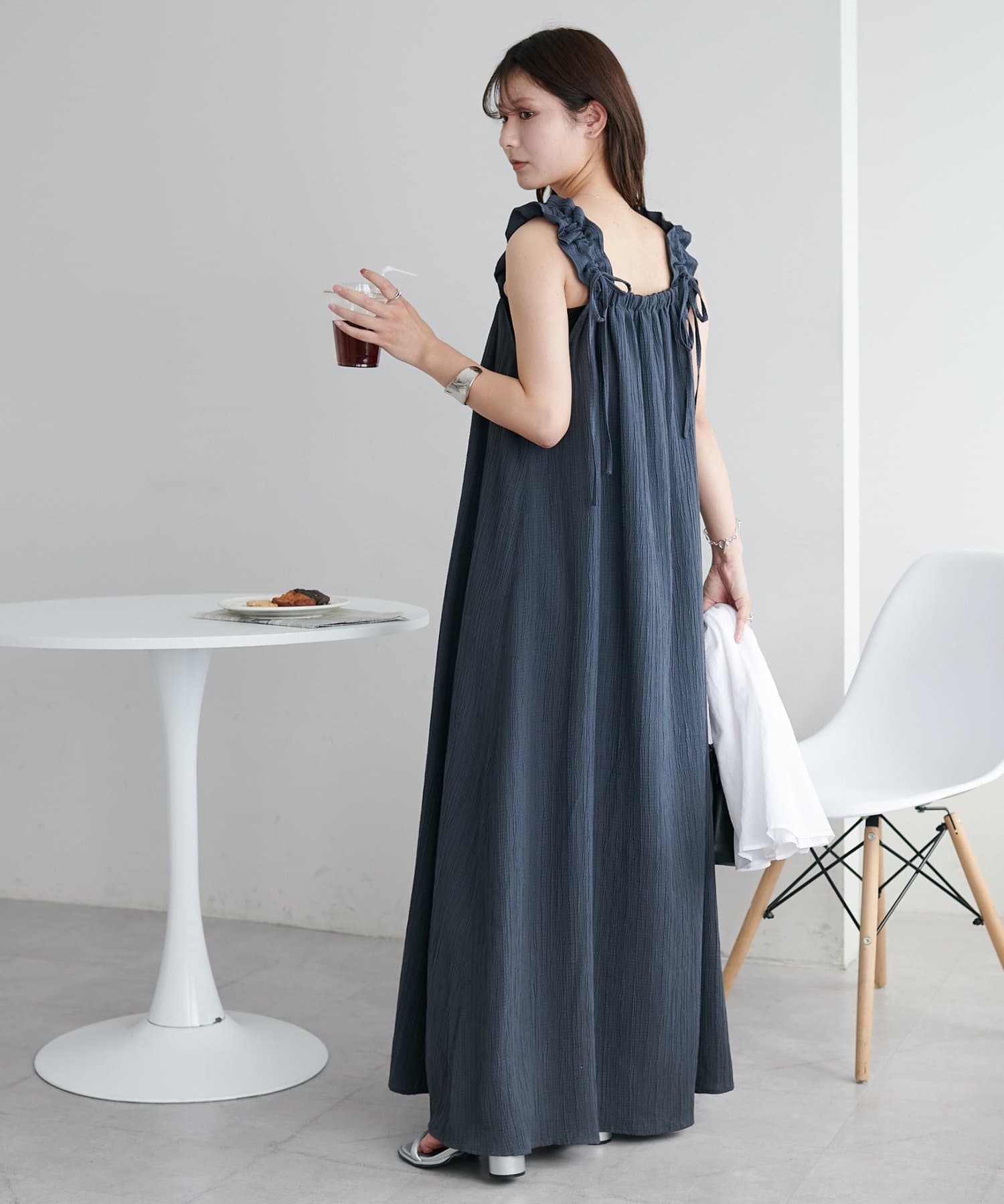 DISCOAT(ディスコート) 【後ろ姿まで抜かりなく♪】ギャザーノースリワンピース《WEB限定》