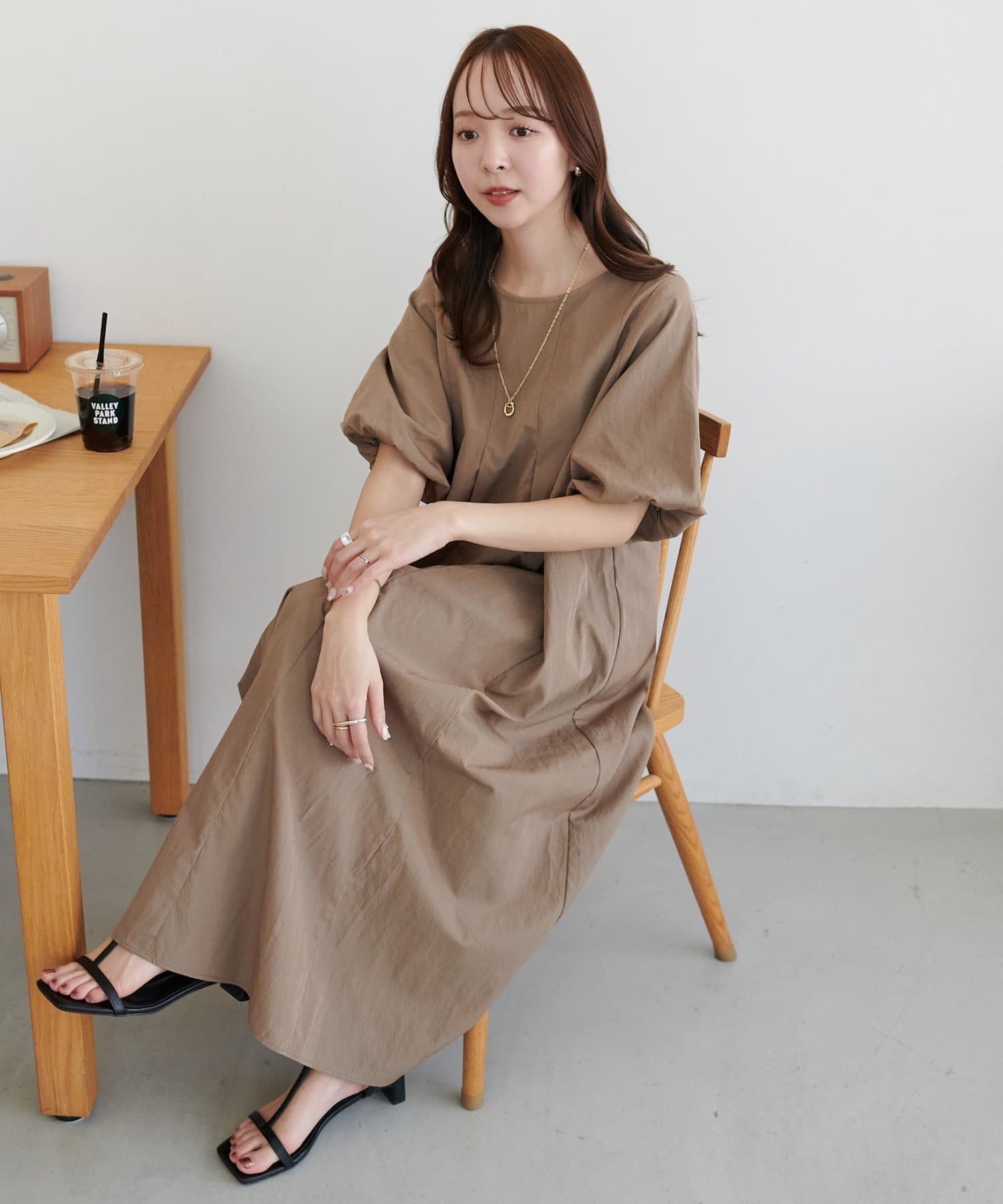 DISCOAT(ディスコート) 【WEB限定/後ろ姿も華やかに】袖バルーンタックワンピース