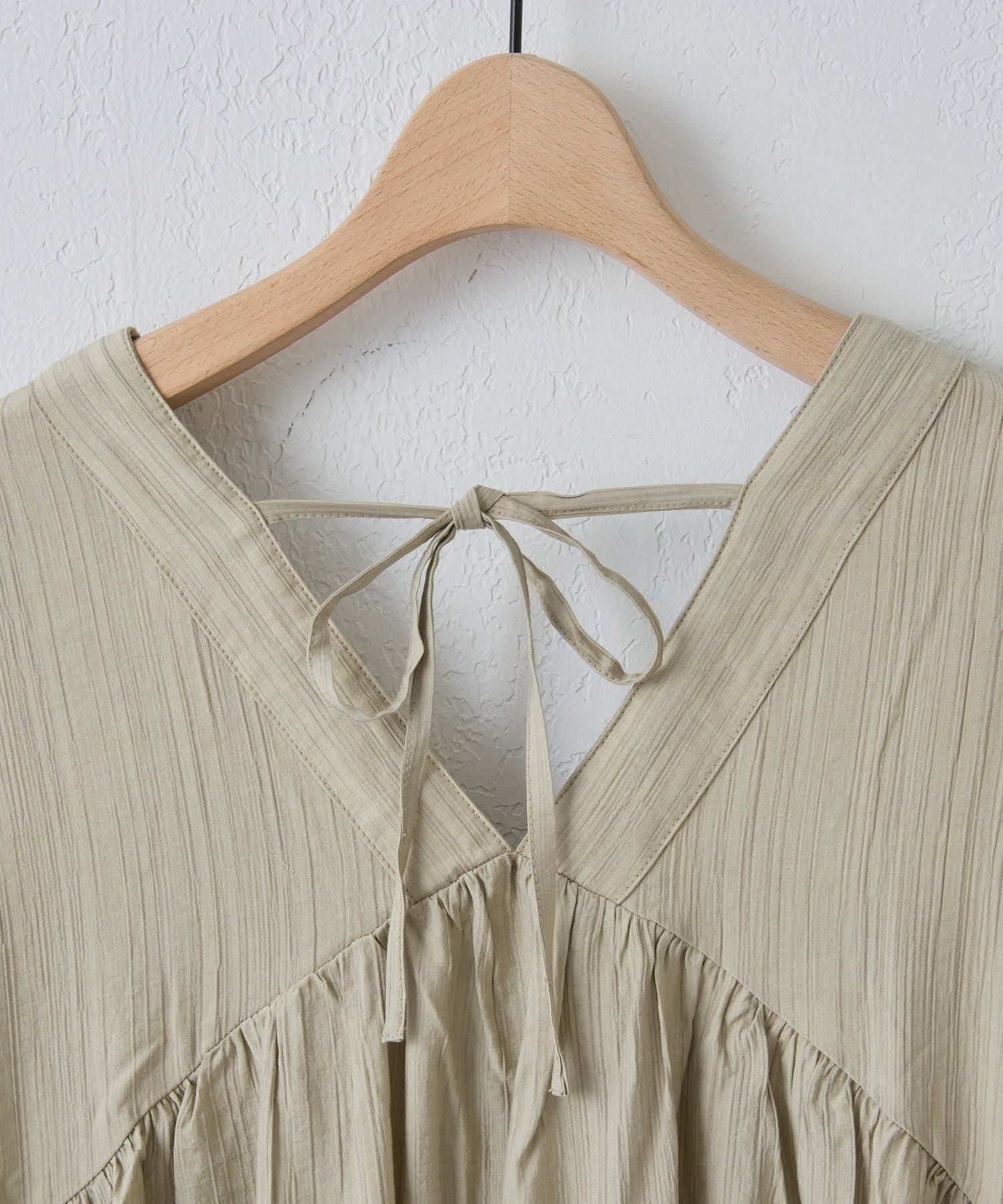 DISCOAT(ディスコート) 【WEB限定】ギャザーVネックフレンチブラウス