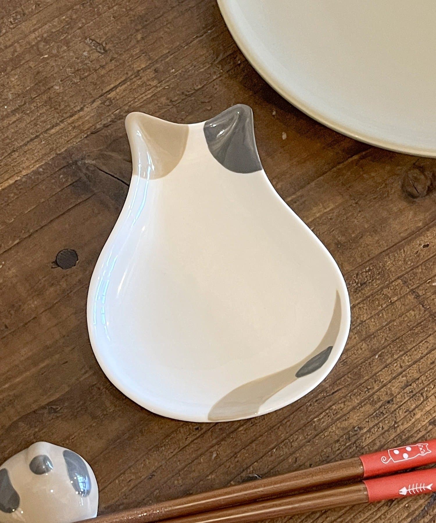 salut!(サリュ) 猫のお座り小皿／猫の食卓