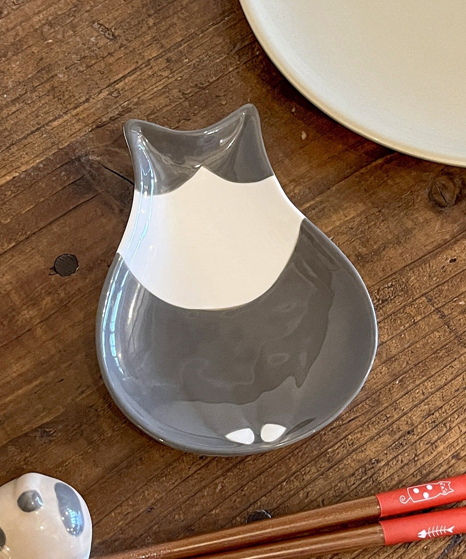 salut!(サリュ) 猫のお座り小皿／猫の食卓