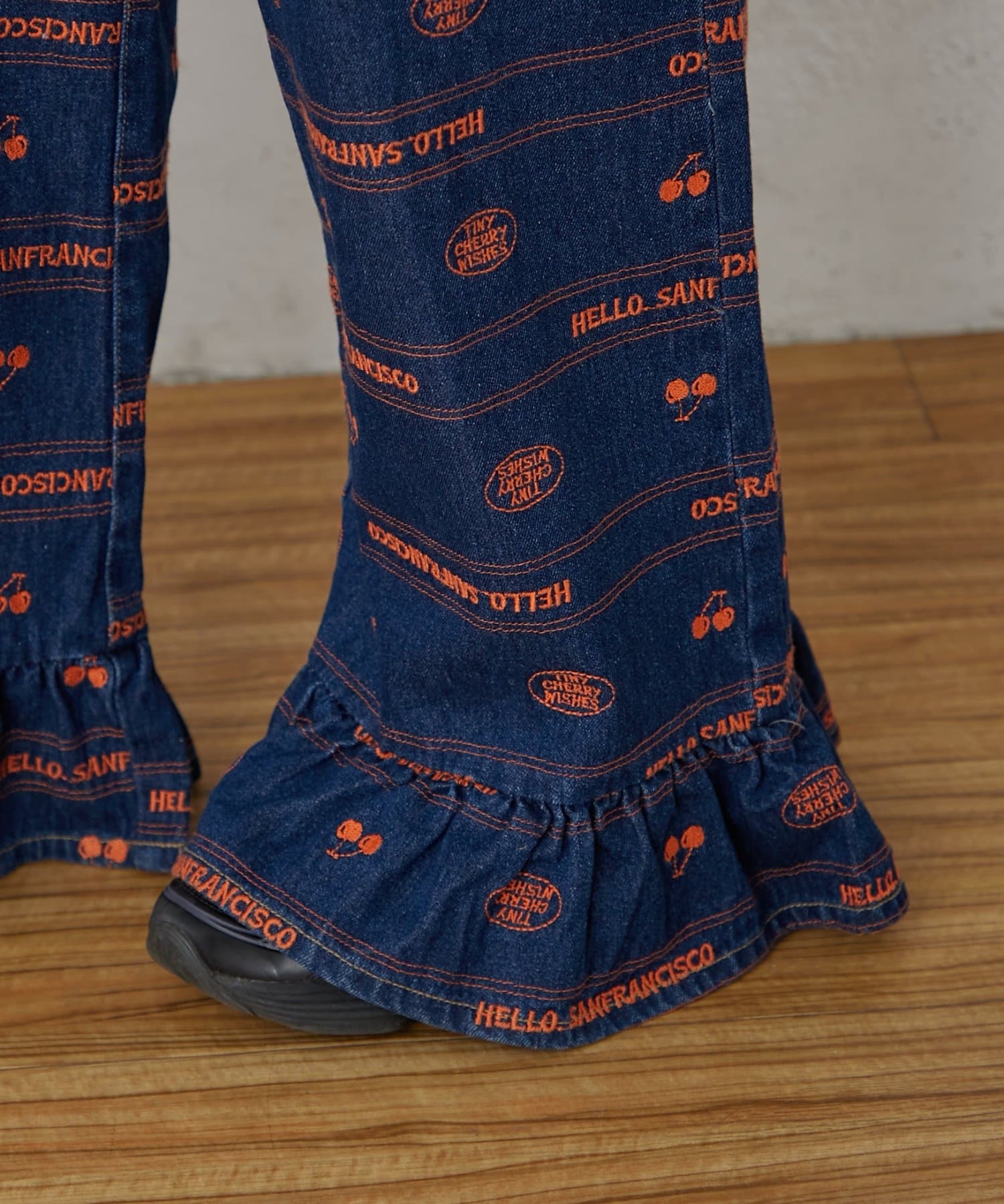 CIAOPANIC TYPY(チャオパニックティピー) 【HELLO.SANFRANCISCO/ハローサンフランシスコ】裾フリル総柄刺繍イージーワイドデニム