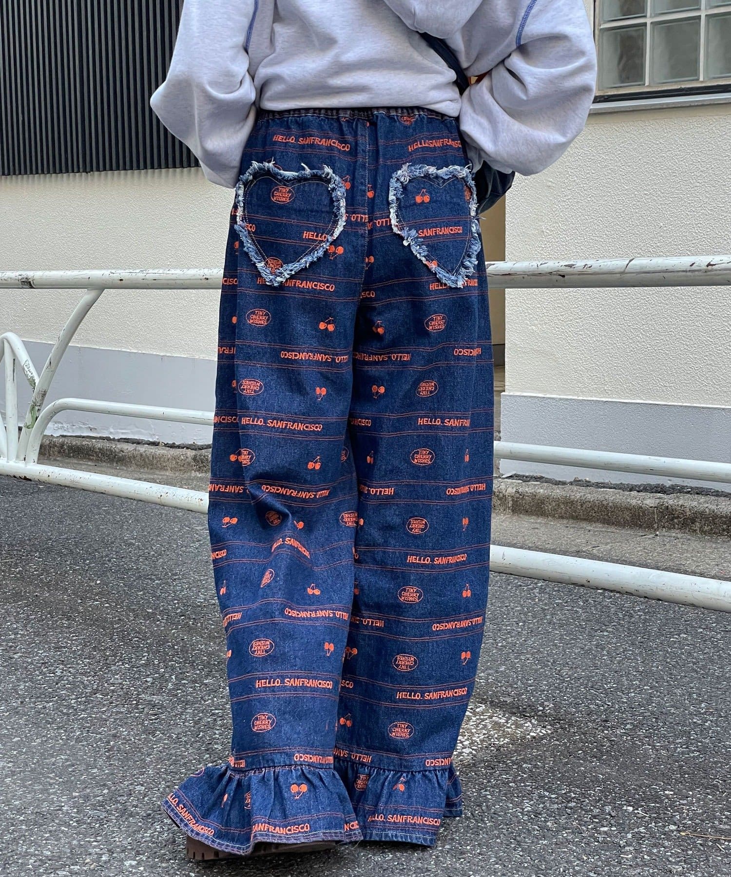 CIAOPANIC(チャオパニック) 【HELLO.SANFRANCISCO/ハローサンフランシスコ】裾フリル総柄刺繍イージーワイドデニム