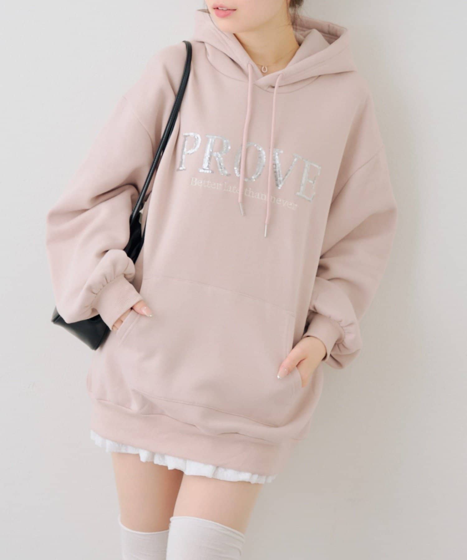 Remind me and forever(リマインドミーアンドフォーエバー) スパンコールロゴ裏起毛パーカー