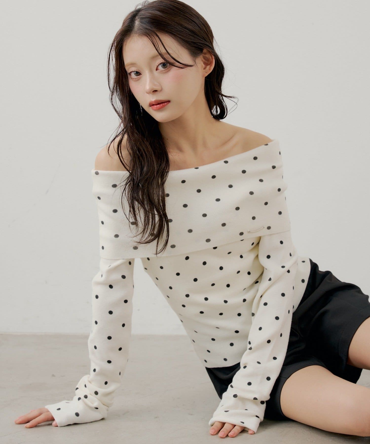 Chico(チコ) 【SALON by Chico】ドットプリントオフショルニット