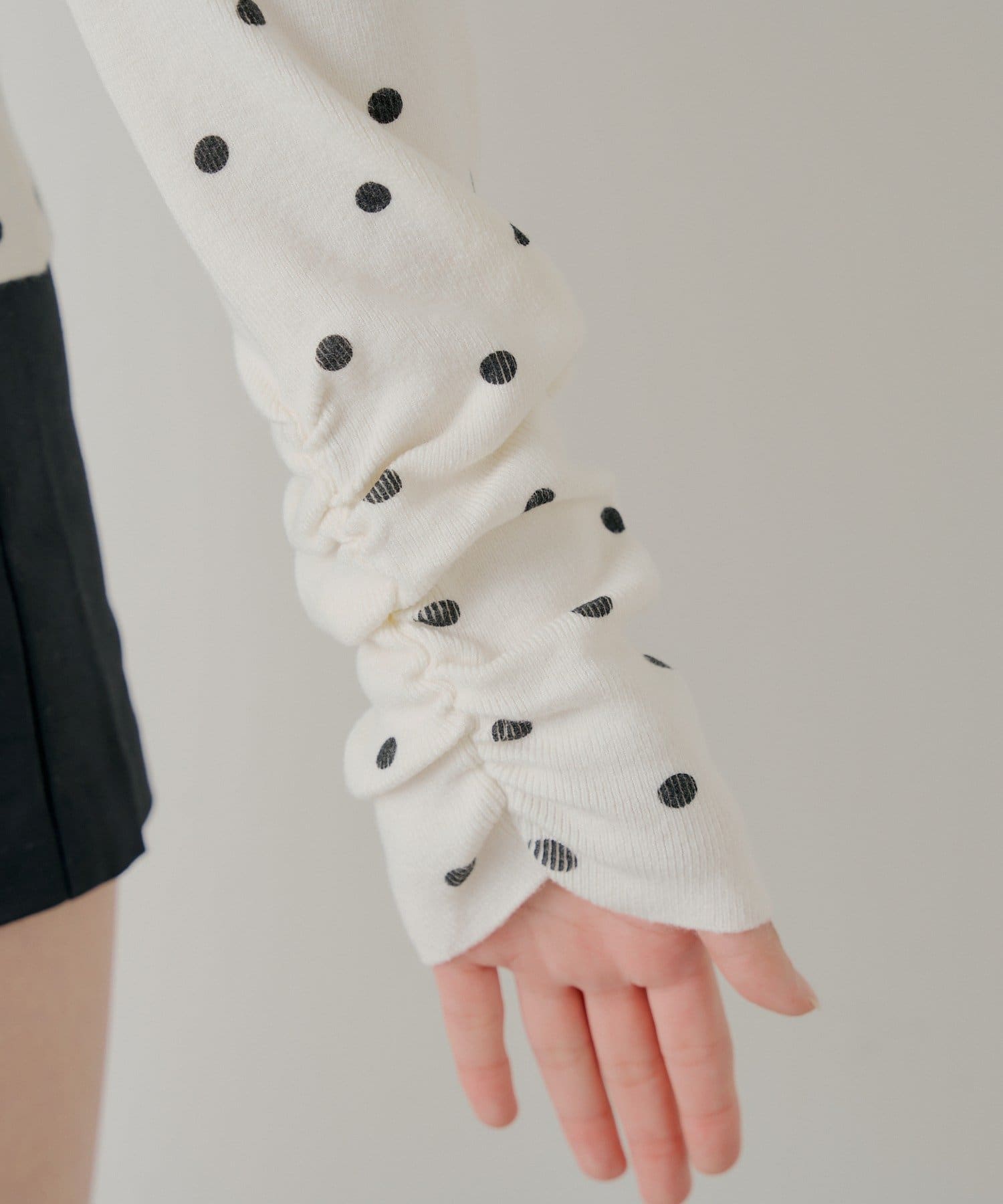 Chico(チコ) 【SALON by Chico】ドットプリントオフショルニット