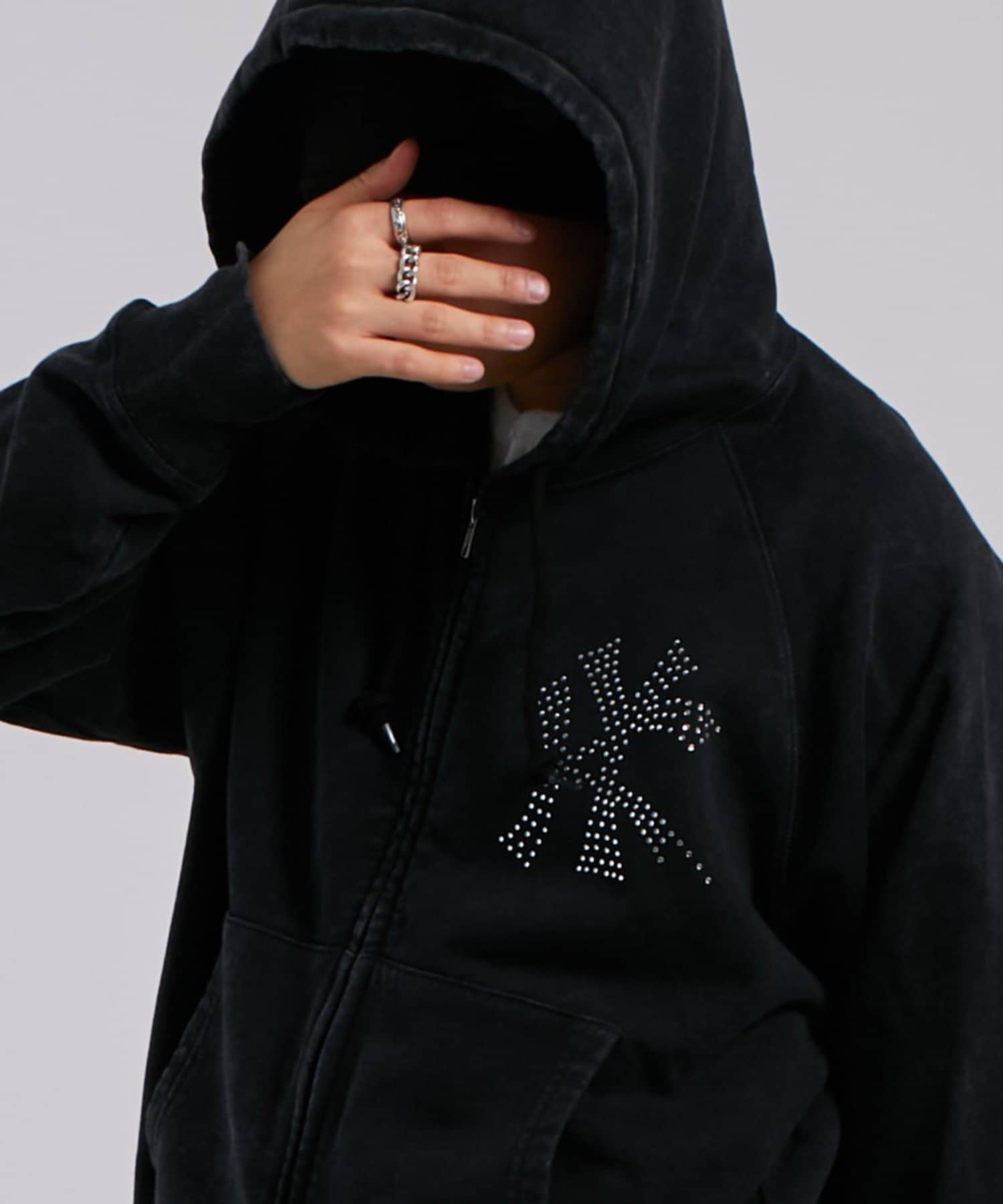 WHO’S WHO gallery(フーズフーギャラリー) KOOKY'N KYケミカルラインストーンジップパーカー