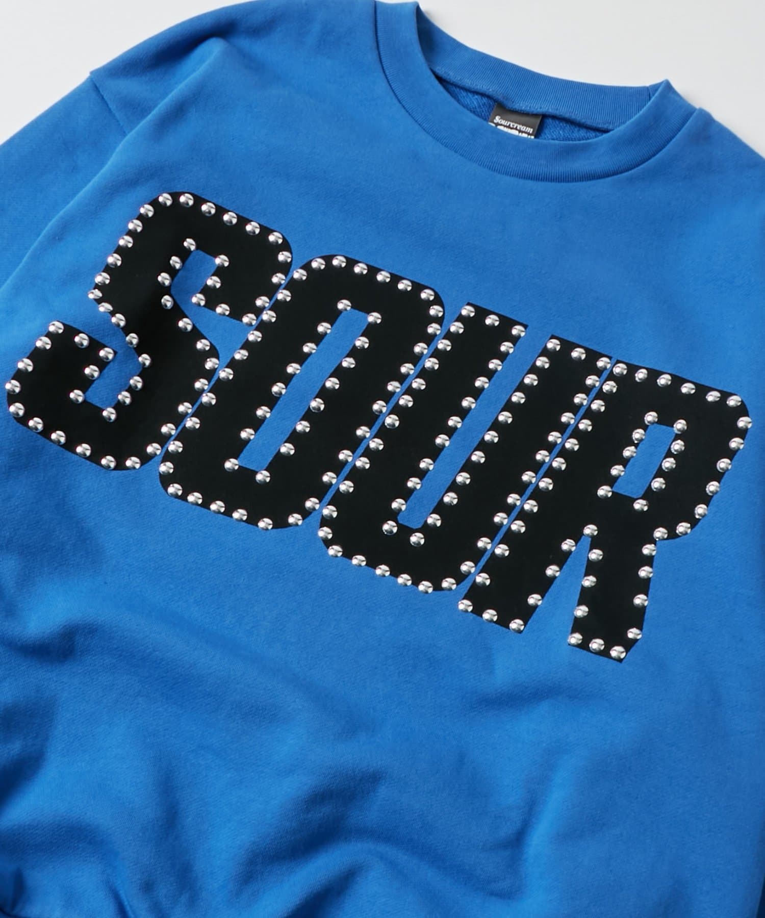 WHO’S WHO gallery(フーズフーギャラリー) 【Sourcream】 SOURスタッズクルースウェット