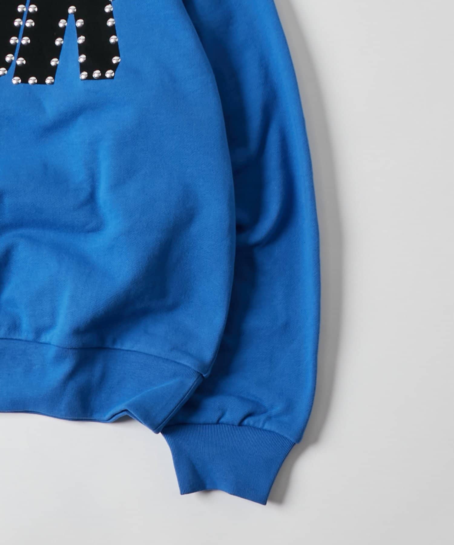 WHO’S WHO gallery(フーズフーギャラリー) 【UNISEX】Sourcream スタッズクルースウェット