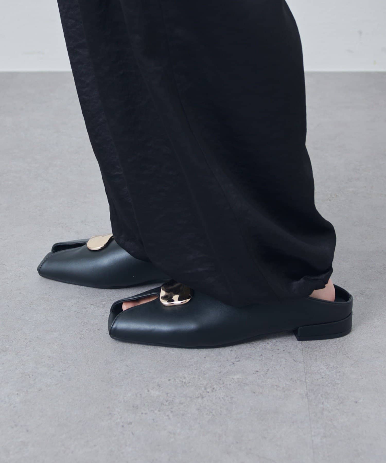 Lui's(ルイス) ポインテッドトゥカットアウトパンプス